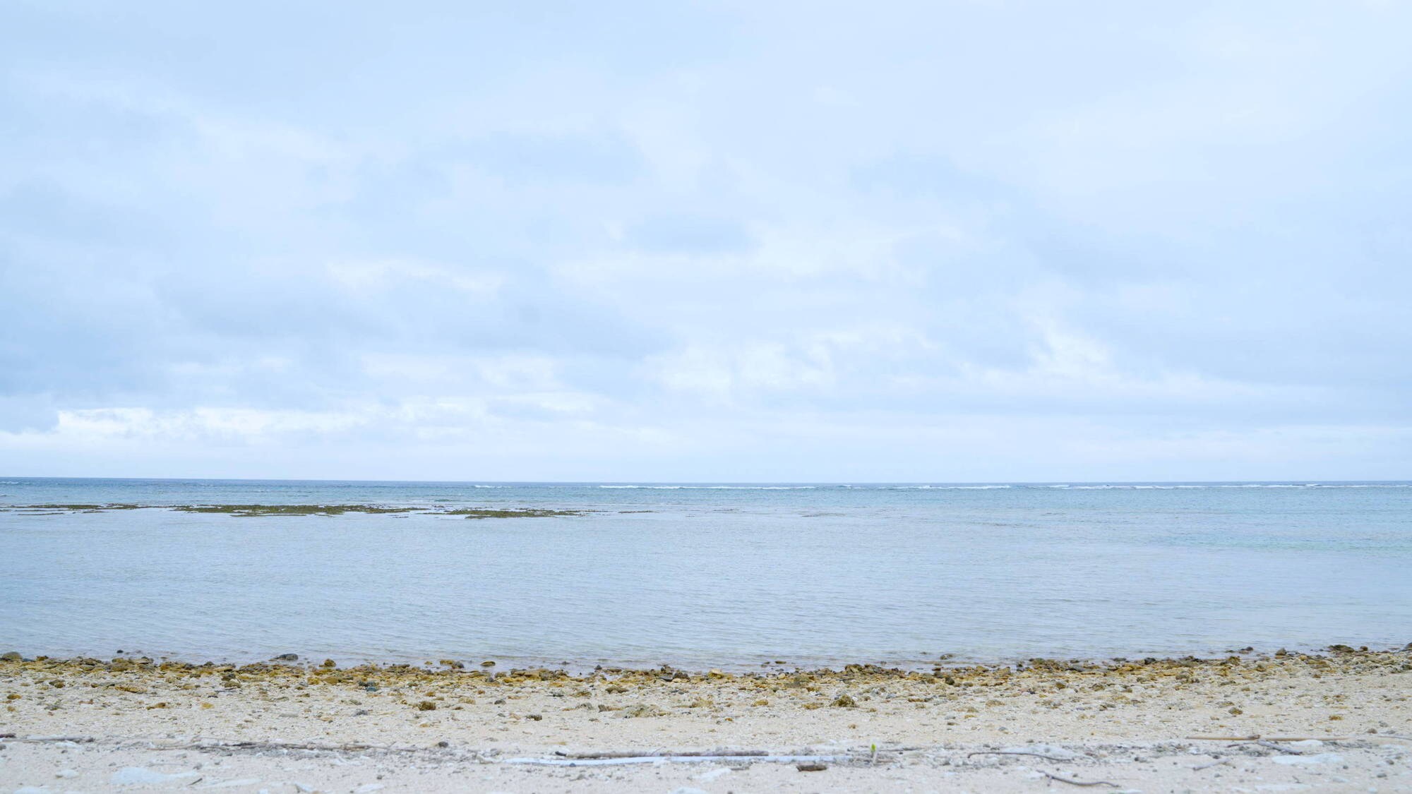 Pantai pribadi yang tenang