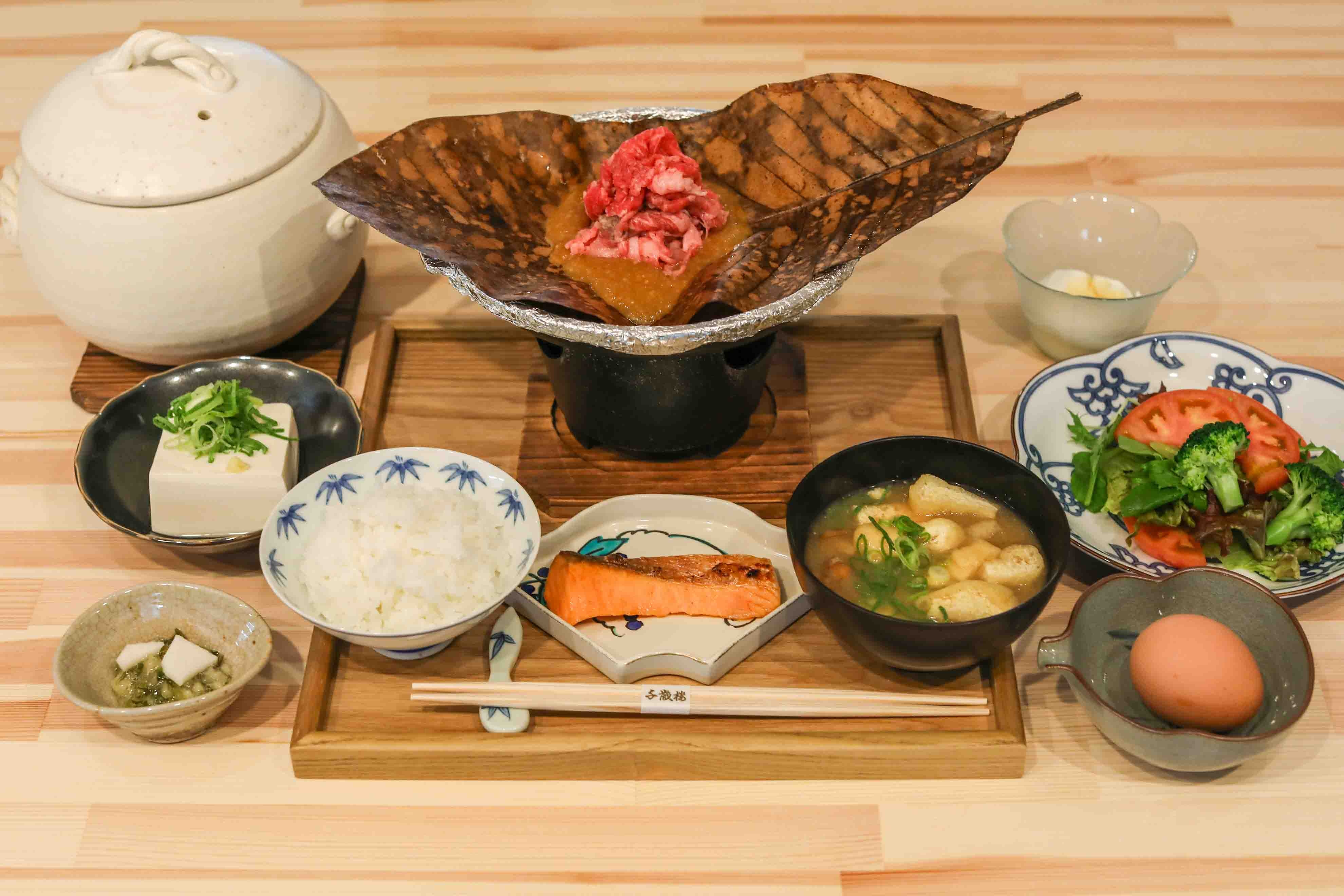 早餐：飛鎢牛肉配木蘭葉味噌