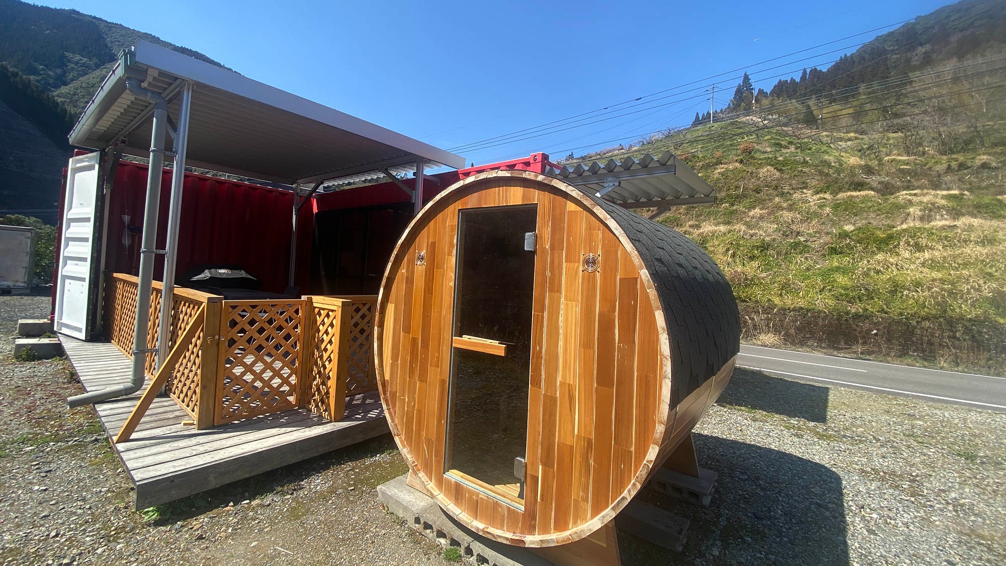 ・[Exterior] Take an open-air bath on the terrace! Refresh yourself in the barrel sauna