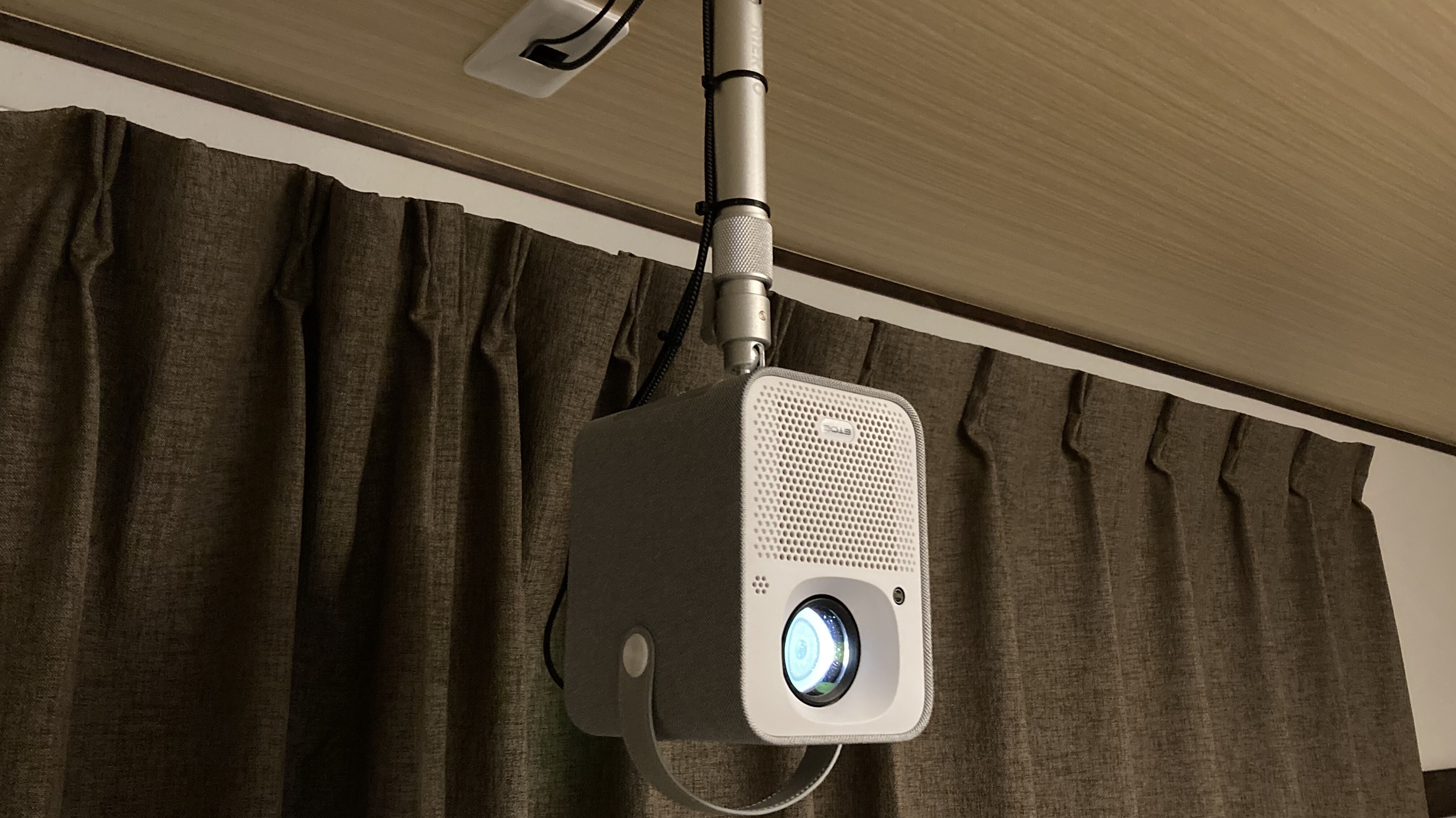 Anda dapat menonton YouTube dan siaran TV di proyektor.