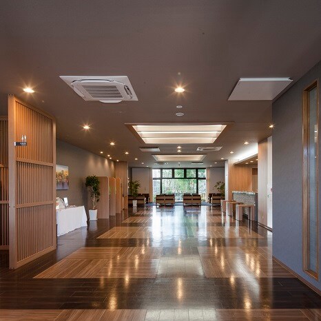 It is the scenery from the entrance. Soft lighting welcomes your visit.