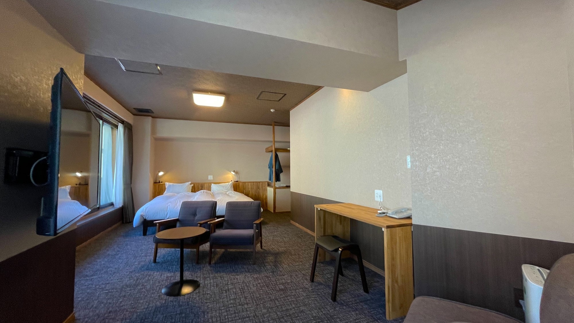 [Annex/Hollywood Twin/with shower] Riverside corner room 34 square meters