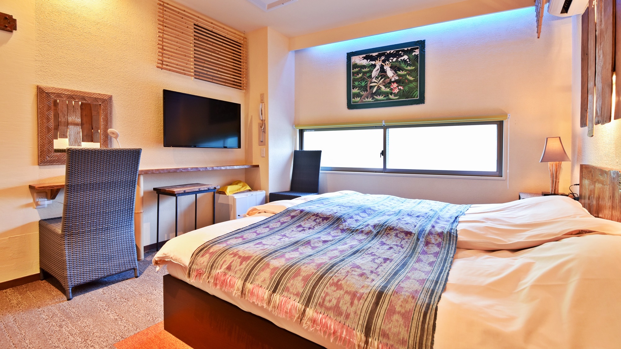 *〔天空〕広々としたお部屋には大きなベッドを。掛け布団も２枚あるので寝返りを打ったときも安心です。