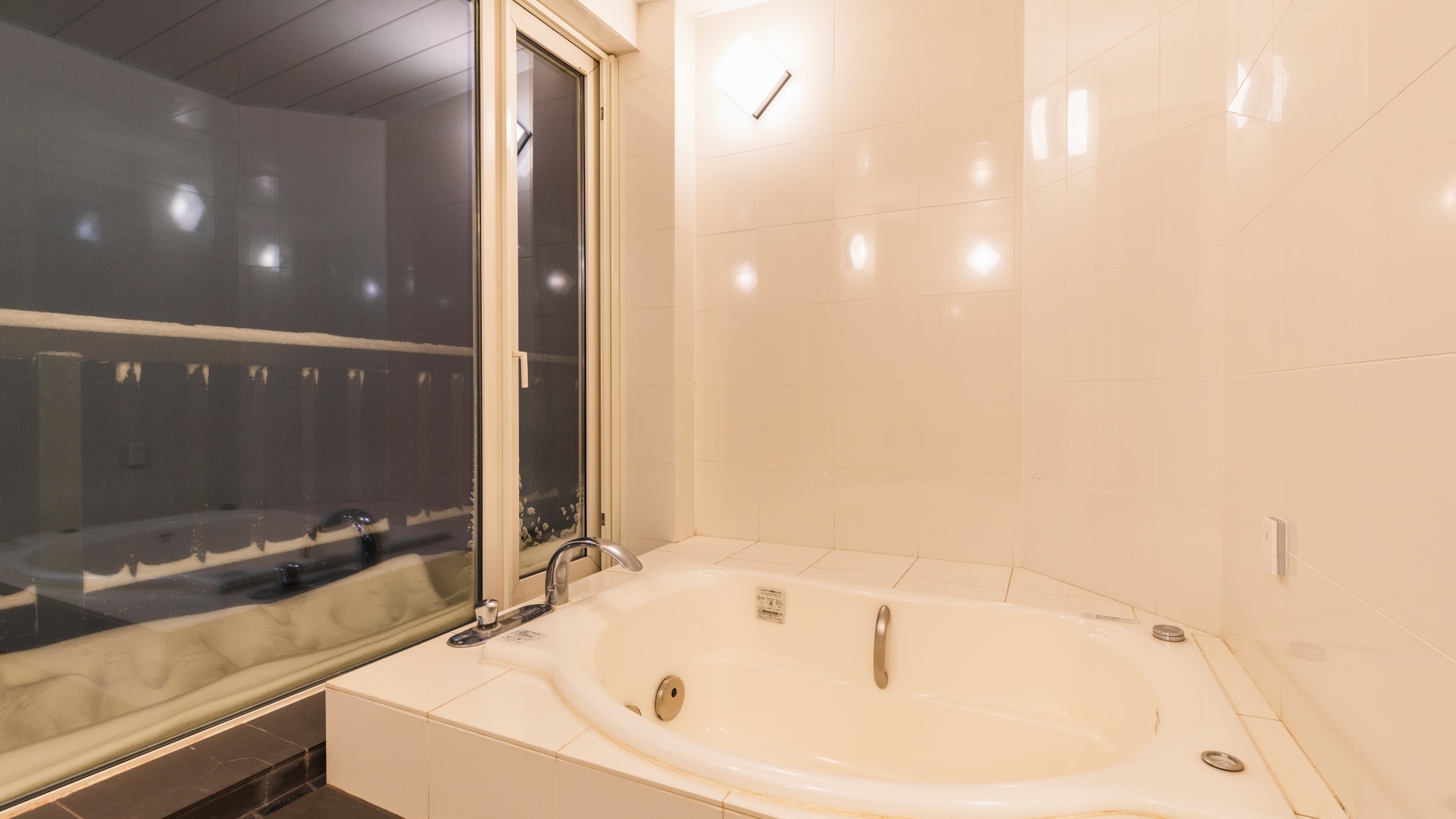 [Royal Suite] The hot spring bath with a great view overlooking the silver Hakkoda is equipped with a Jacuzzi.