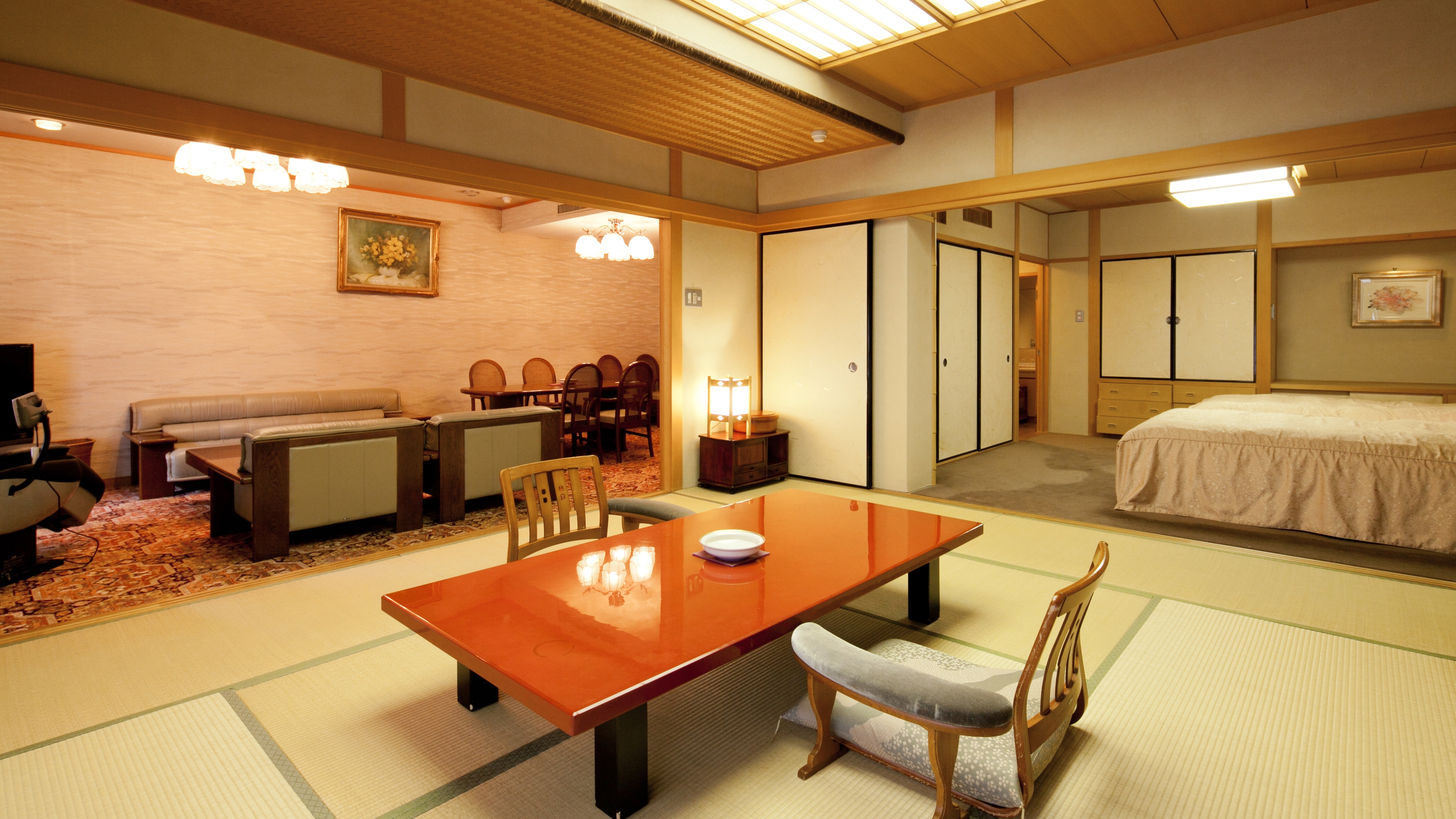 Dengan pemandian terbuka Ruang VIP Gokusuitei-Kiritsubo- Kamar bergaya Jepang-Barat (10 tikar tatami) dan kamar bergaya Barat (8,16 tikar tatami).