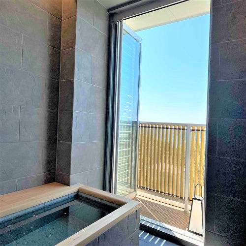 Shiraranagi: Semi-open-air bath in the guest room