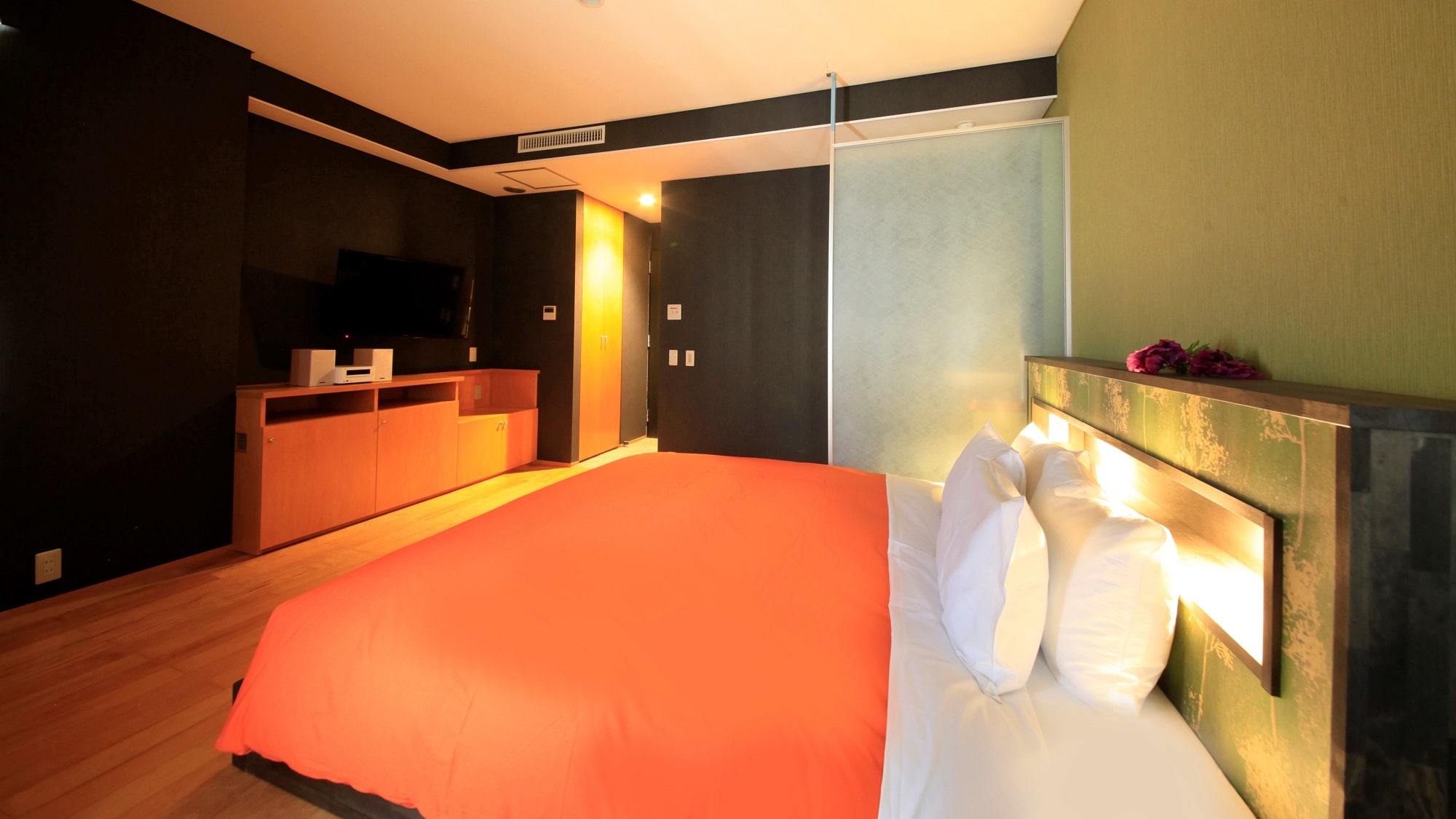 [Western-style king bed] (example)