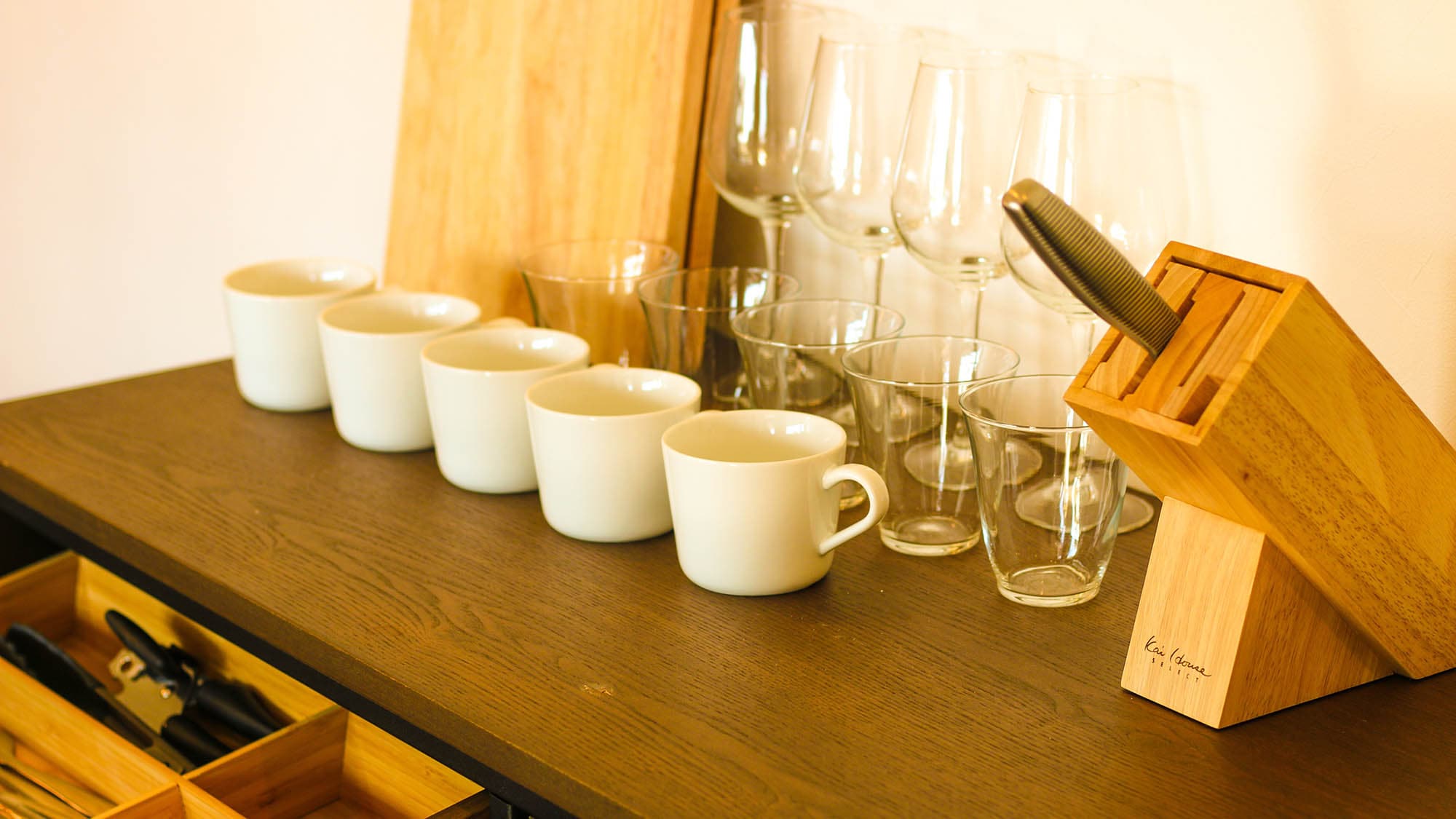 ・小廚房裡有餐具