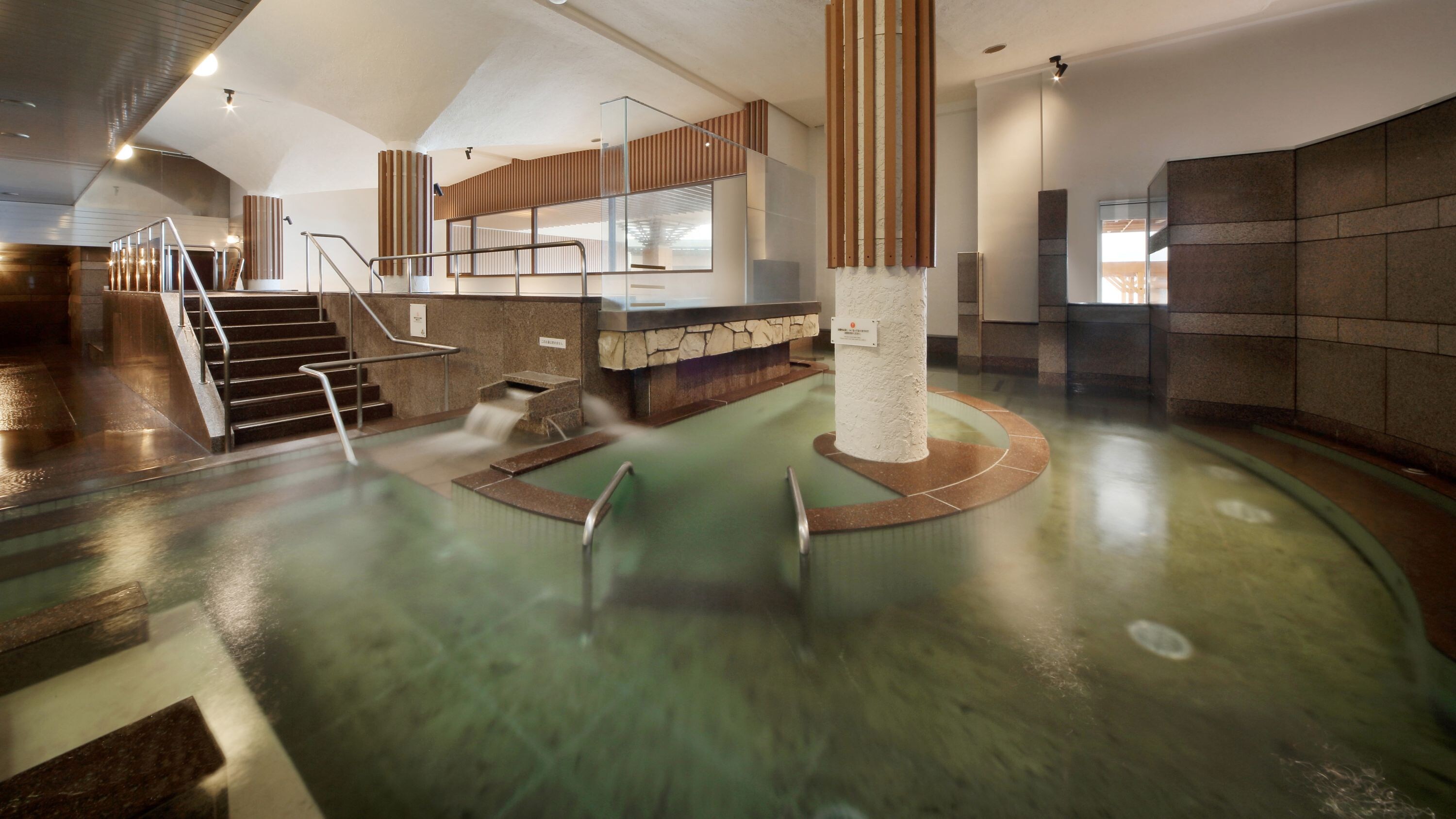 Hot spring large communal bath "sea corridor" indoor bath
