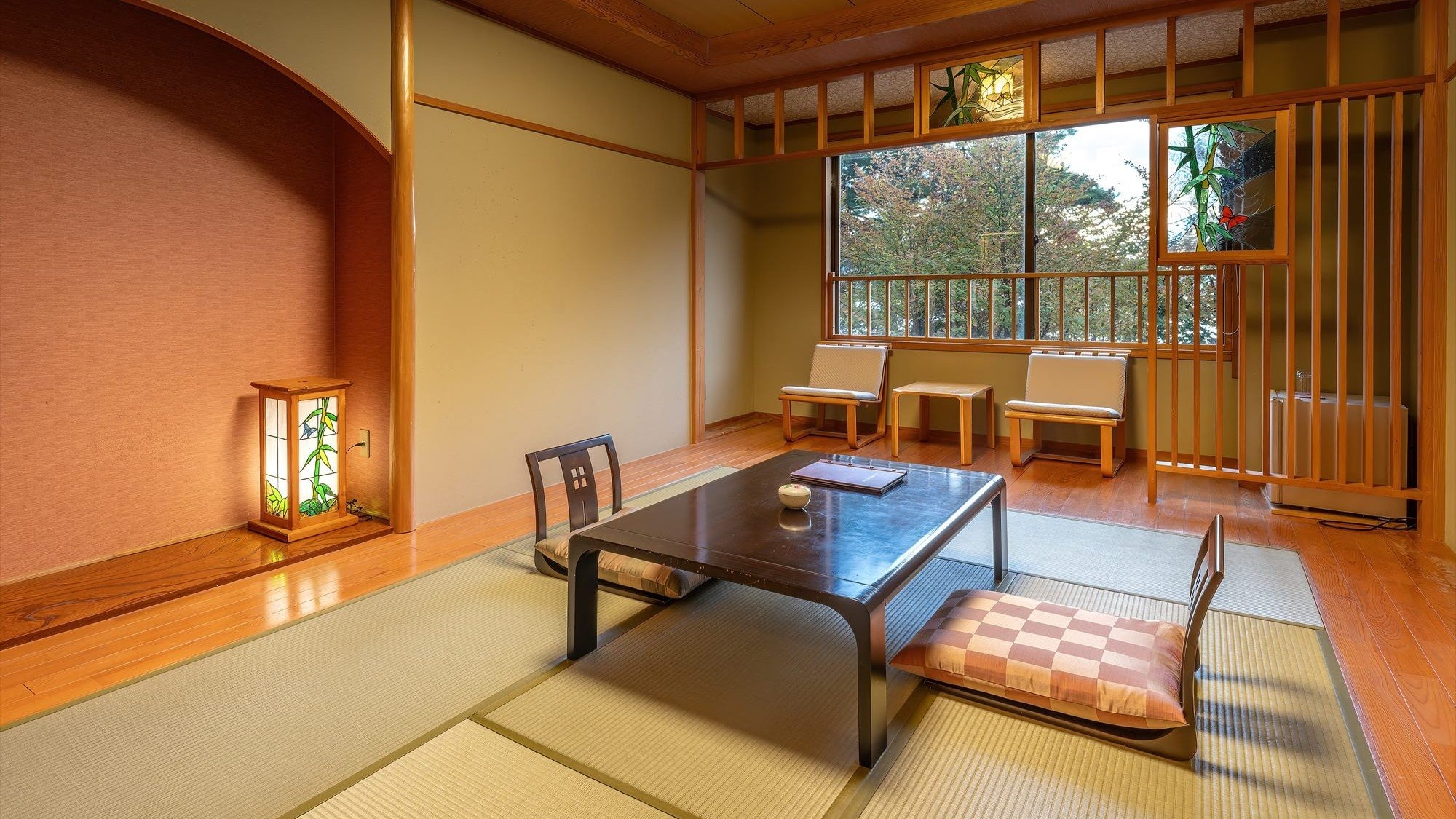 ■[All rooms with lake view] Japanese-style room 10 tatami mats + wide veranda (between hummingbirds)