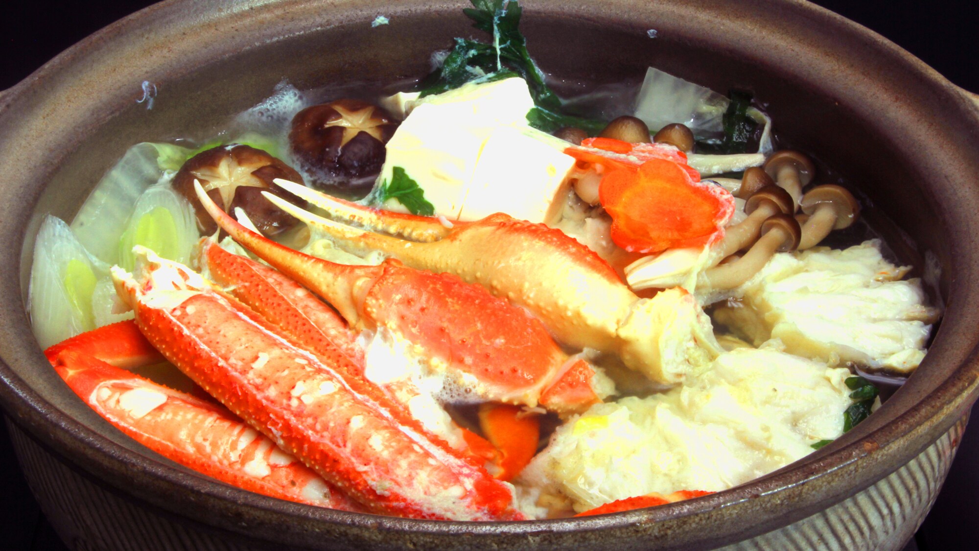 Authentic crab sukiyaki. The crab sukiyaki, which is packed with the delicious flavor of the crab, is exquisite.