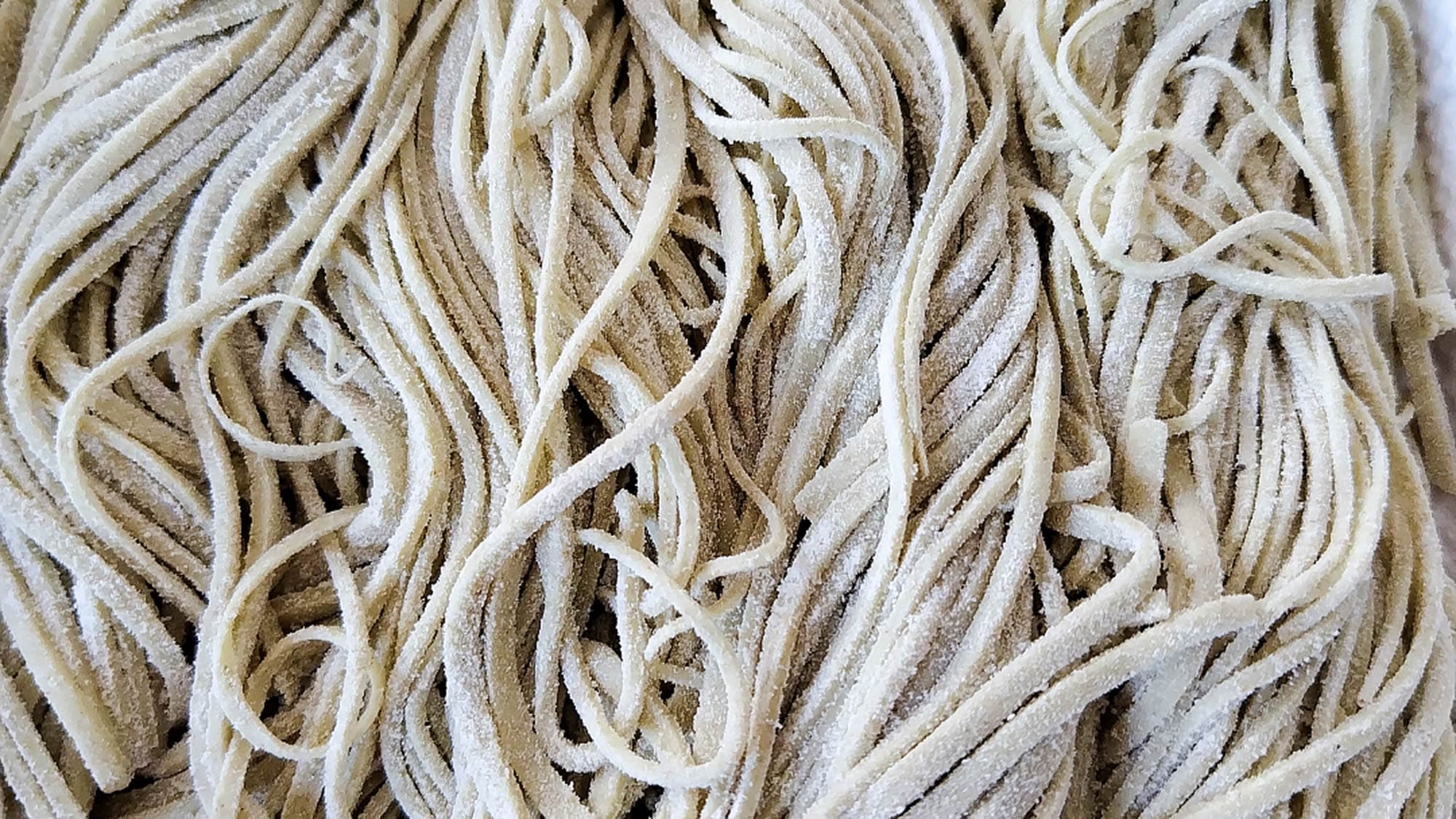 Anda dapat menikmati mi soba yang baru dibuat dan baru direbus.