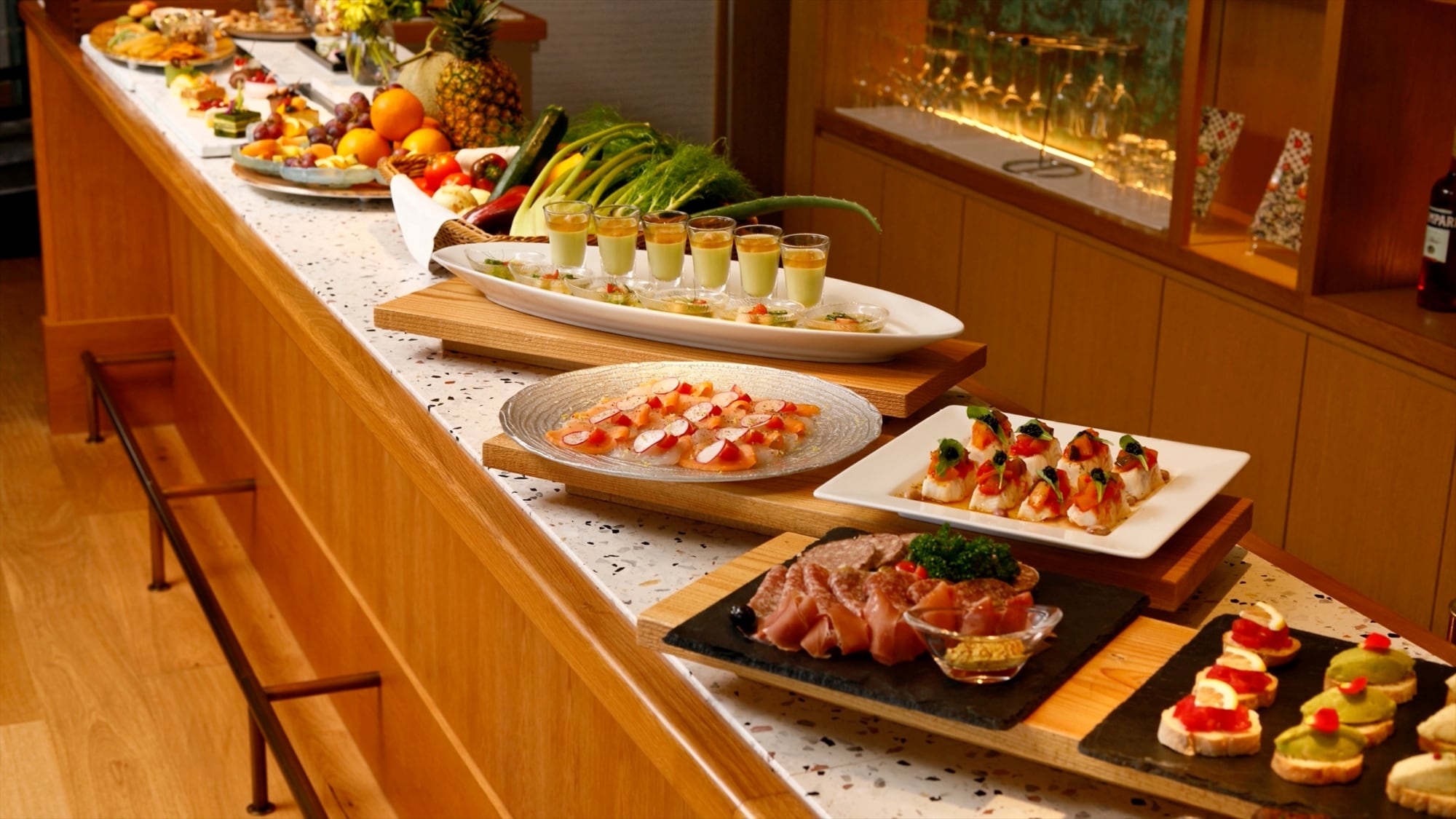 [The Club Lounge] Several types of light snacks are available in the lounge.