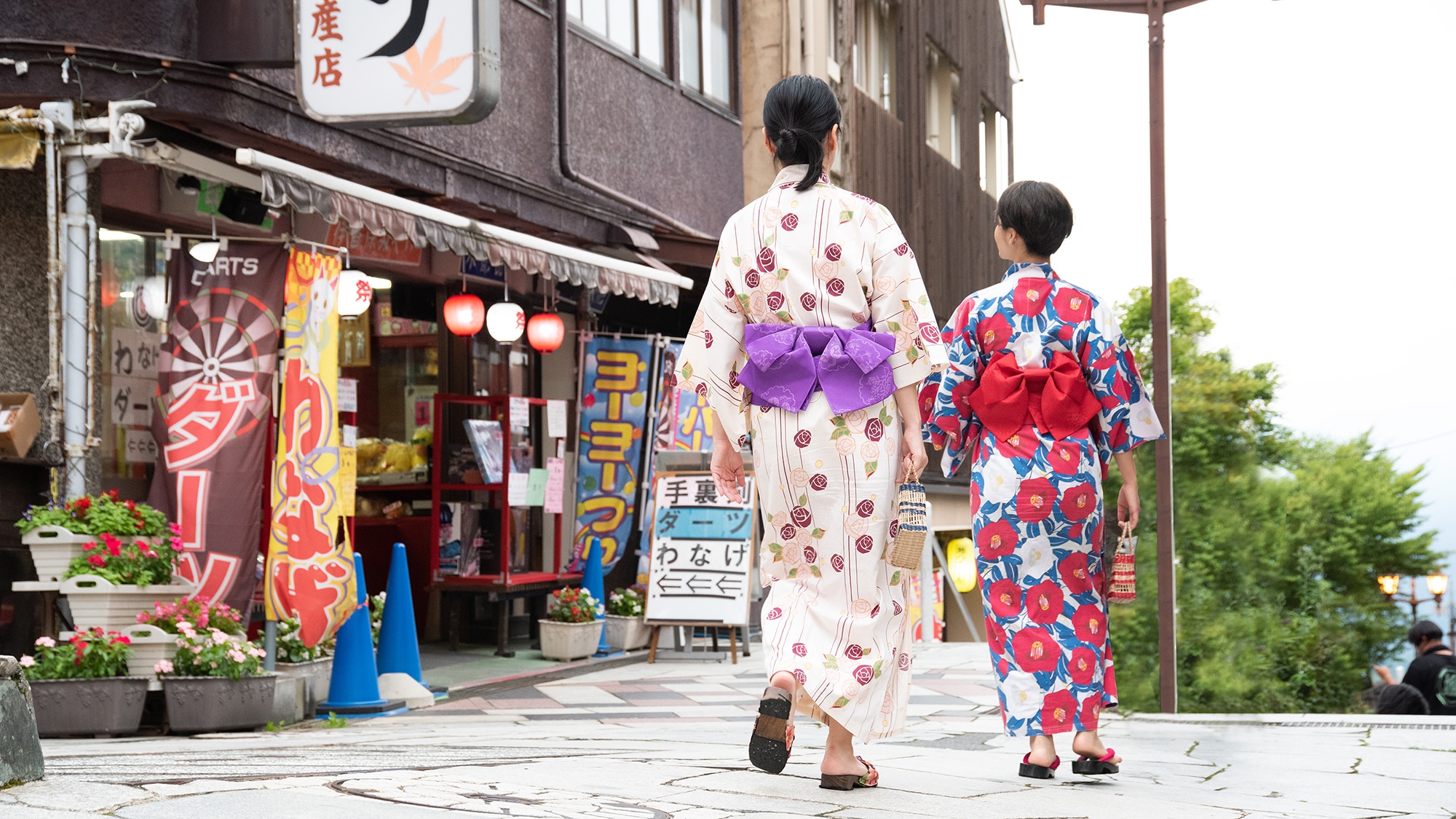 * [Walk around] Walk around the stone steps in a colored yukata