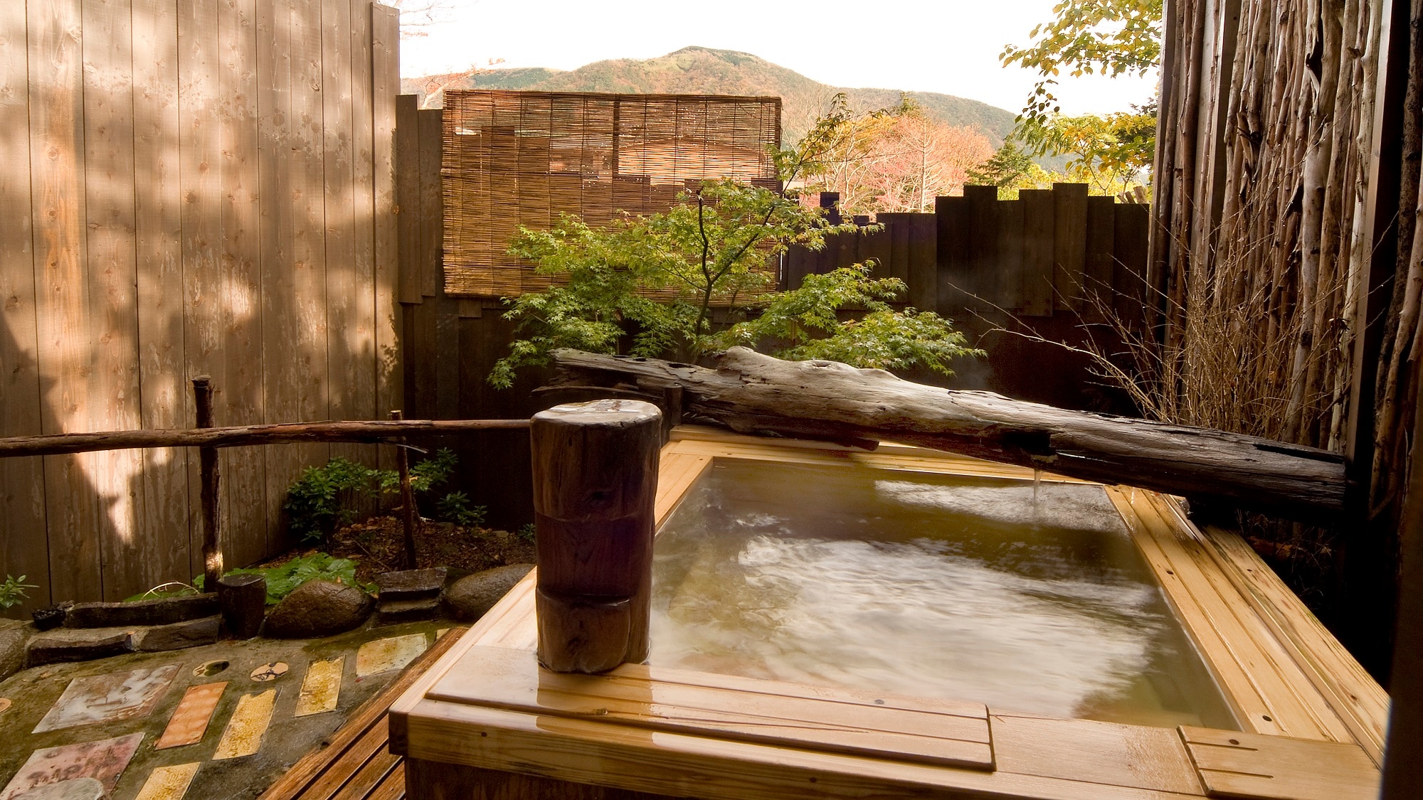 [Chartered open-air bath: Mizuki] Japanese cypress open-air bath. The view of Mt. Myojogatake is recommended ♪