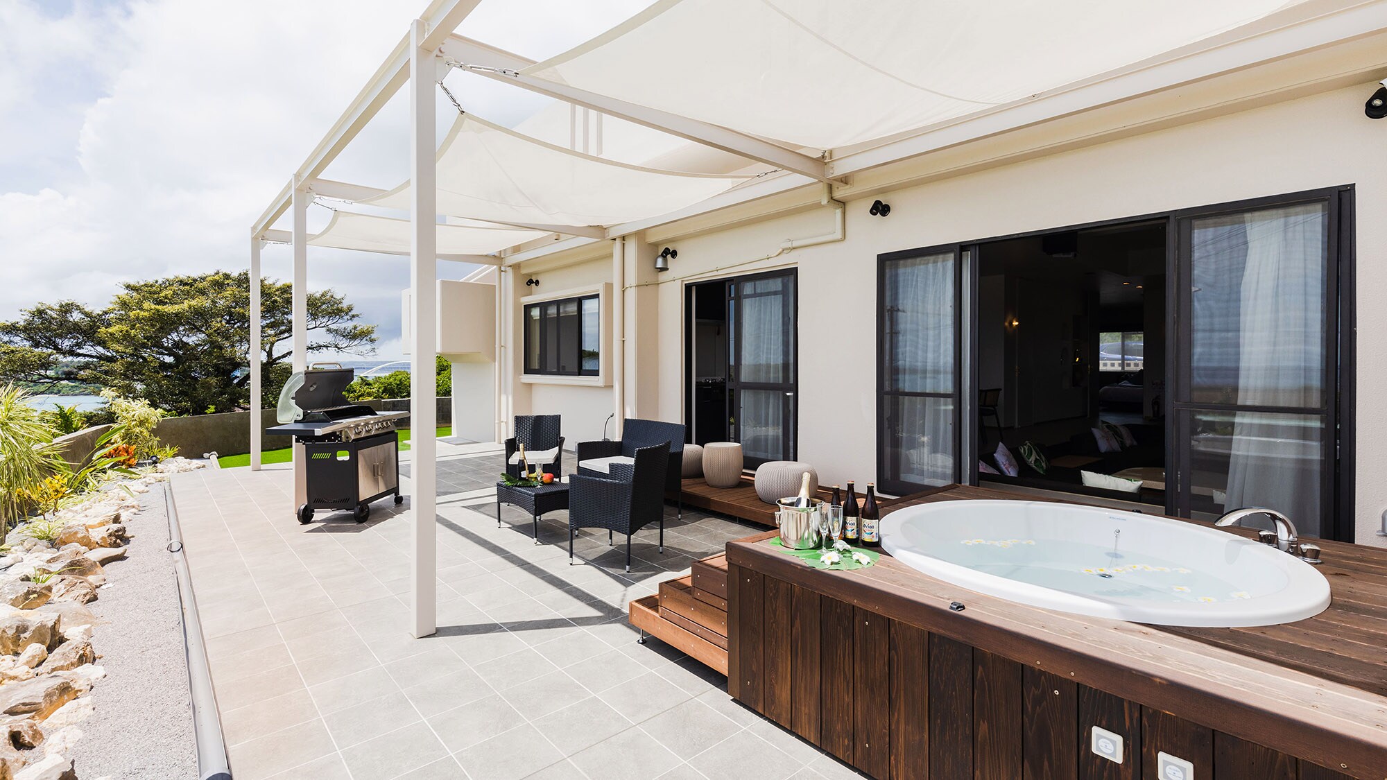 ・[Terrace] Feel the natural breeze on the open terrace and refresh your mood♪