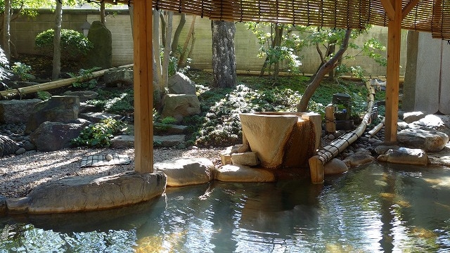 Large communal bath open-air "Momiji-yu"