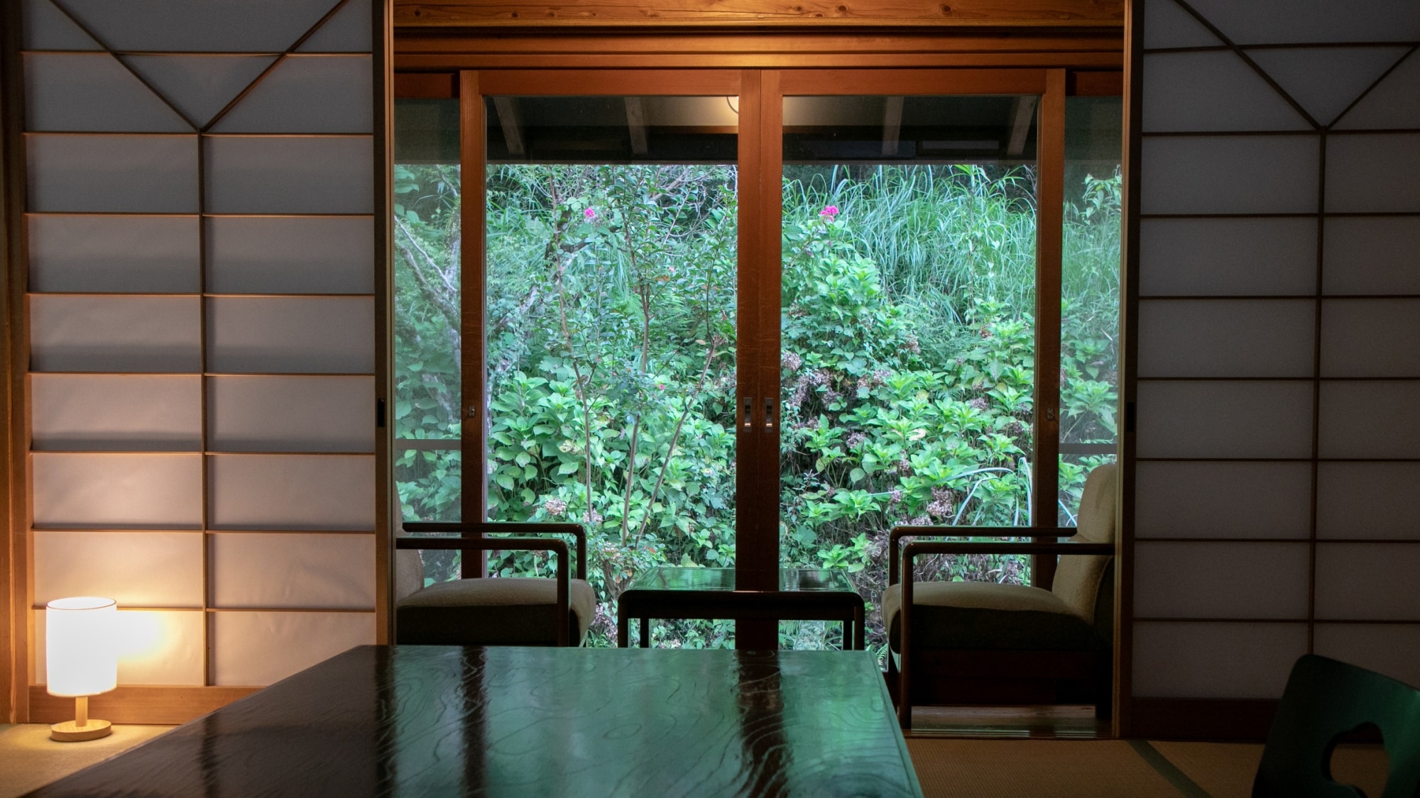 [Japanese-style room, 10 tatami mats] Please relax while looking at the greenery outside the window.
