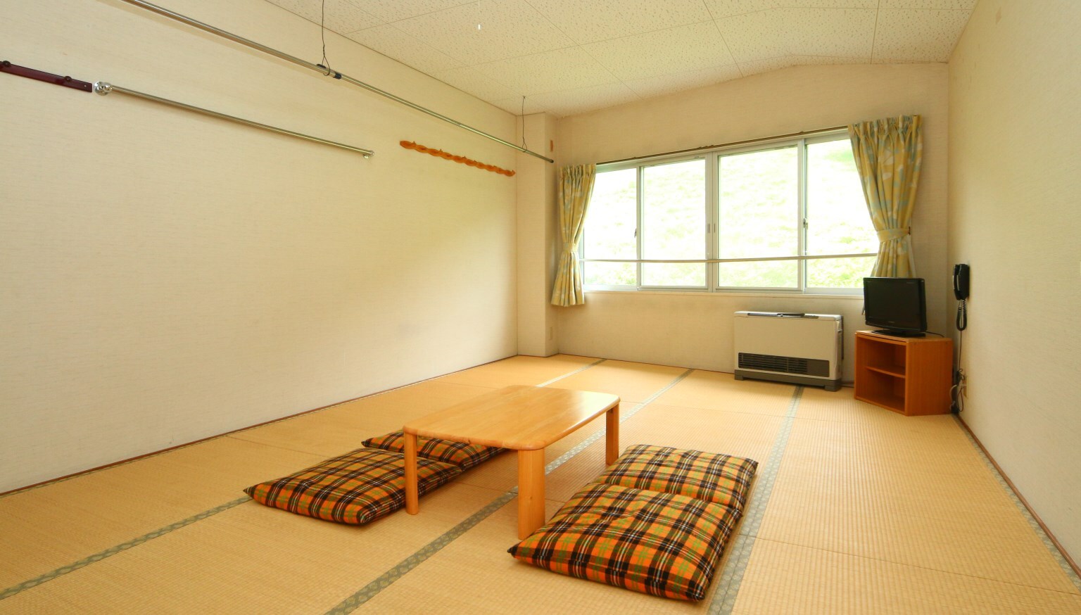 [Ruang bergaya Jepang 12 tatami] Anda dapat melihat lereng dari jendela.