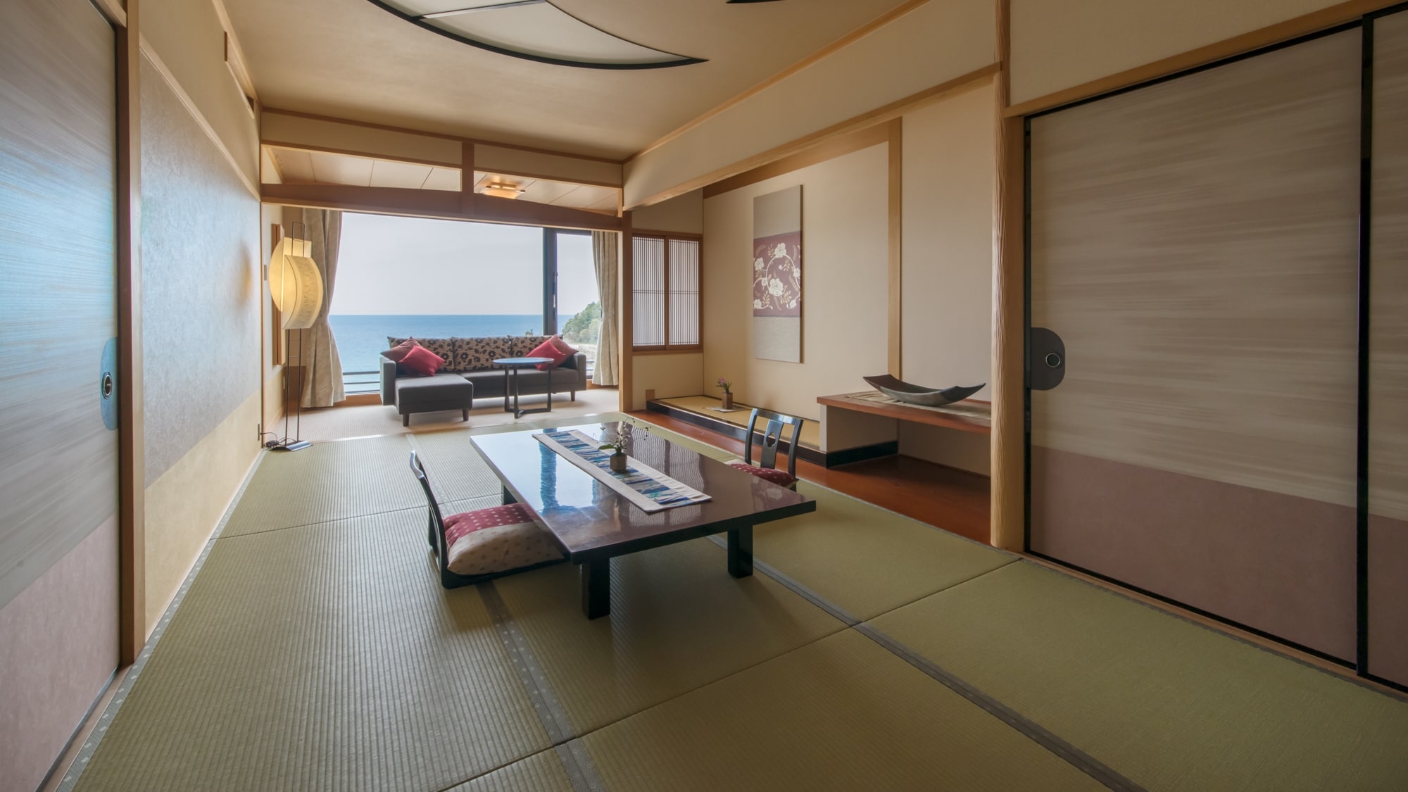 [Annex / Japanese-style room 1] Anda dapat bersantai dan menikmati pemandangan Laut Jepang.