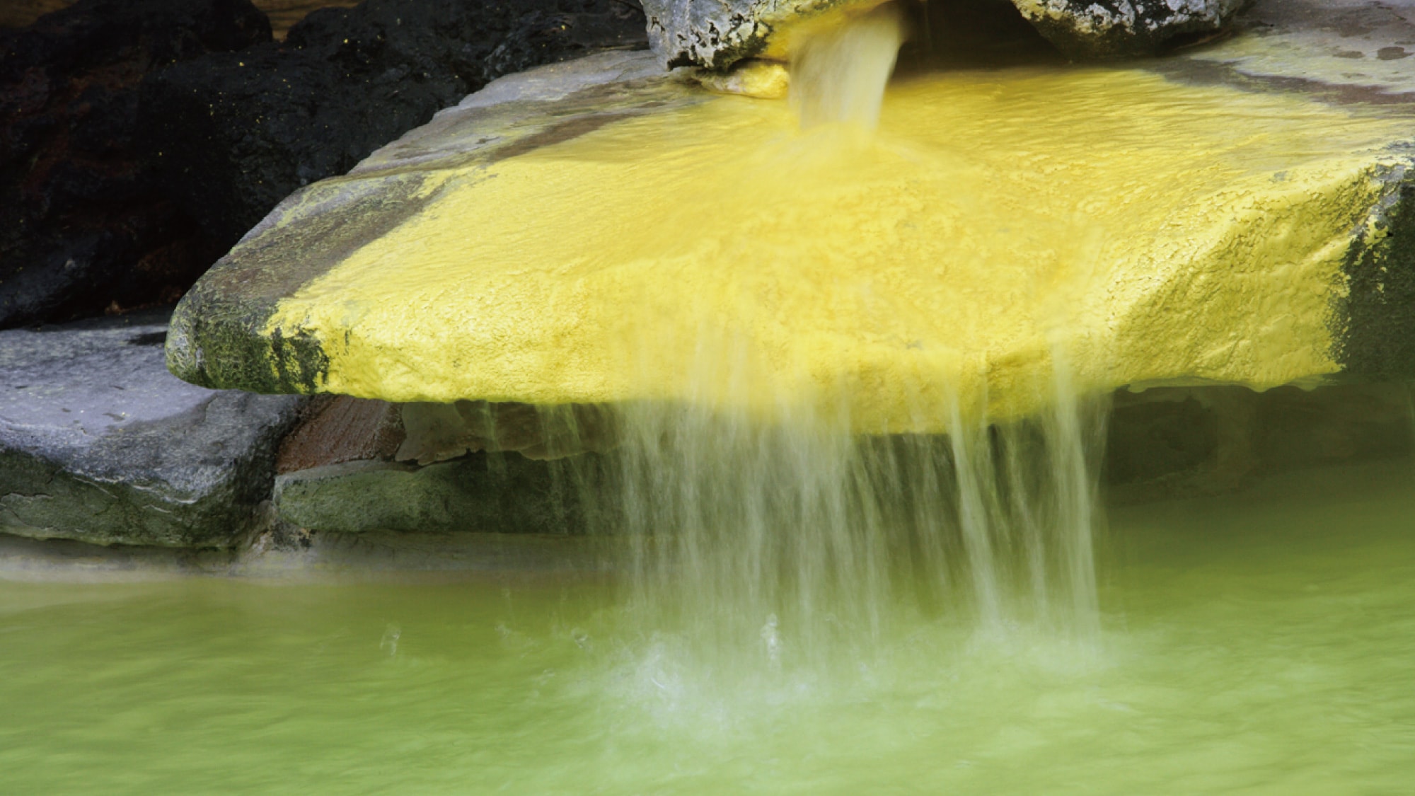 The only yellow hot spring in Manza Onsen ♪