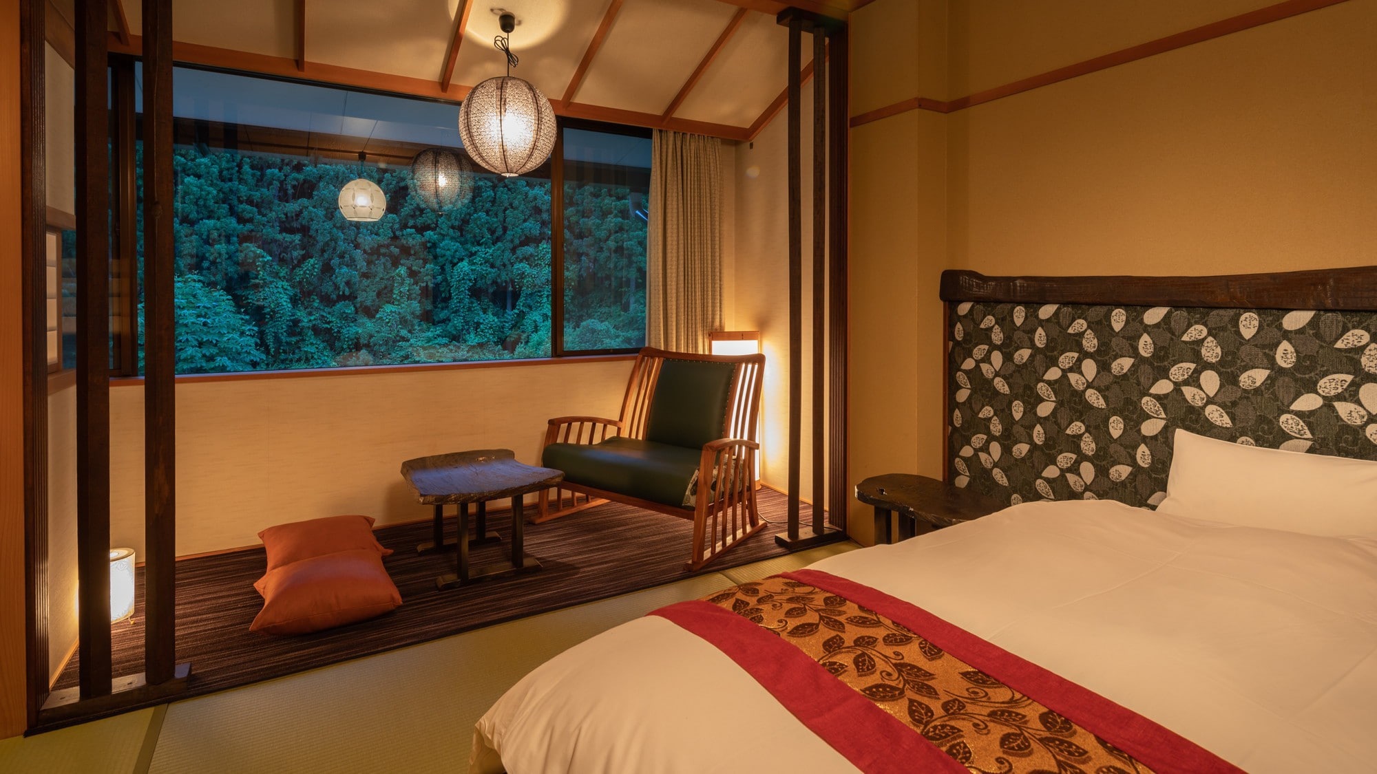 An example of a "low bed Japanese-style room". Prepare a sofa for 2 people on the wide edge!