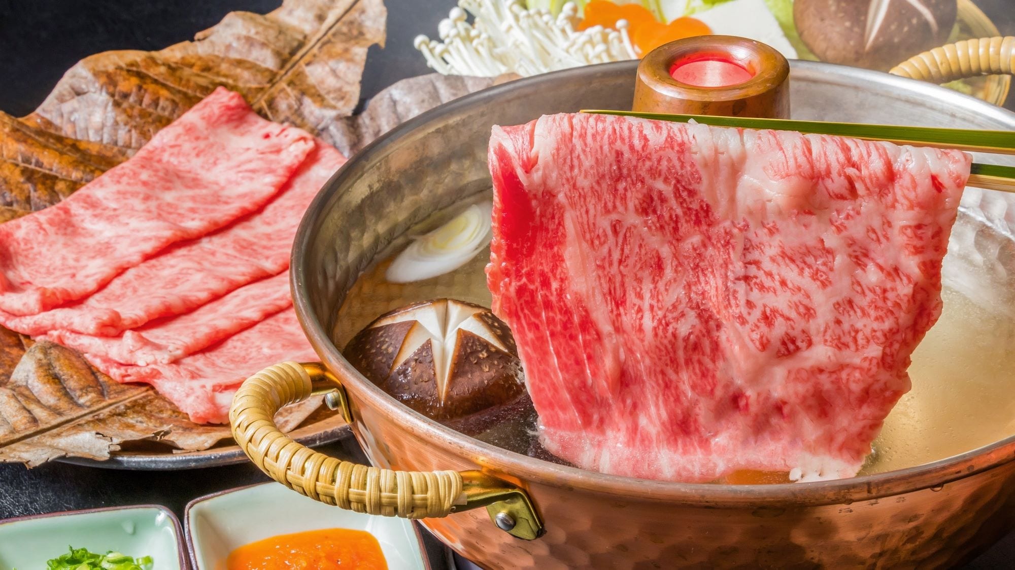 [On-site restaurant / Mirage Shabu-shabu] The legendary Agu pork and Miyako beef are dipped in special soup stock and served with homemade sauce.