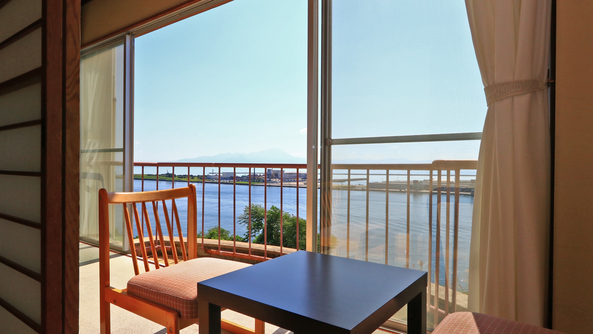 [10 tatami mat Japanese-style room] All rooms have an ocean view, with a panoramic view of ships arriving and departing, Miho Bay, and Mt. Daisen right in front of you.