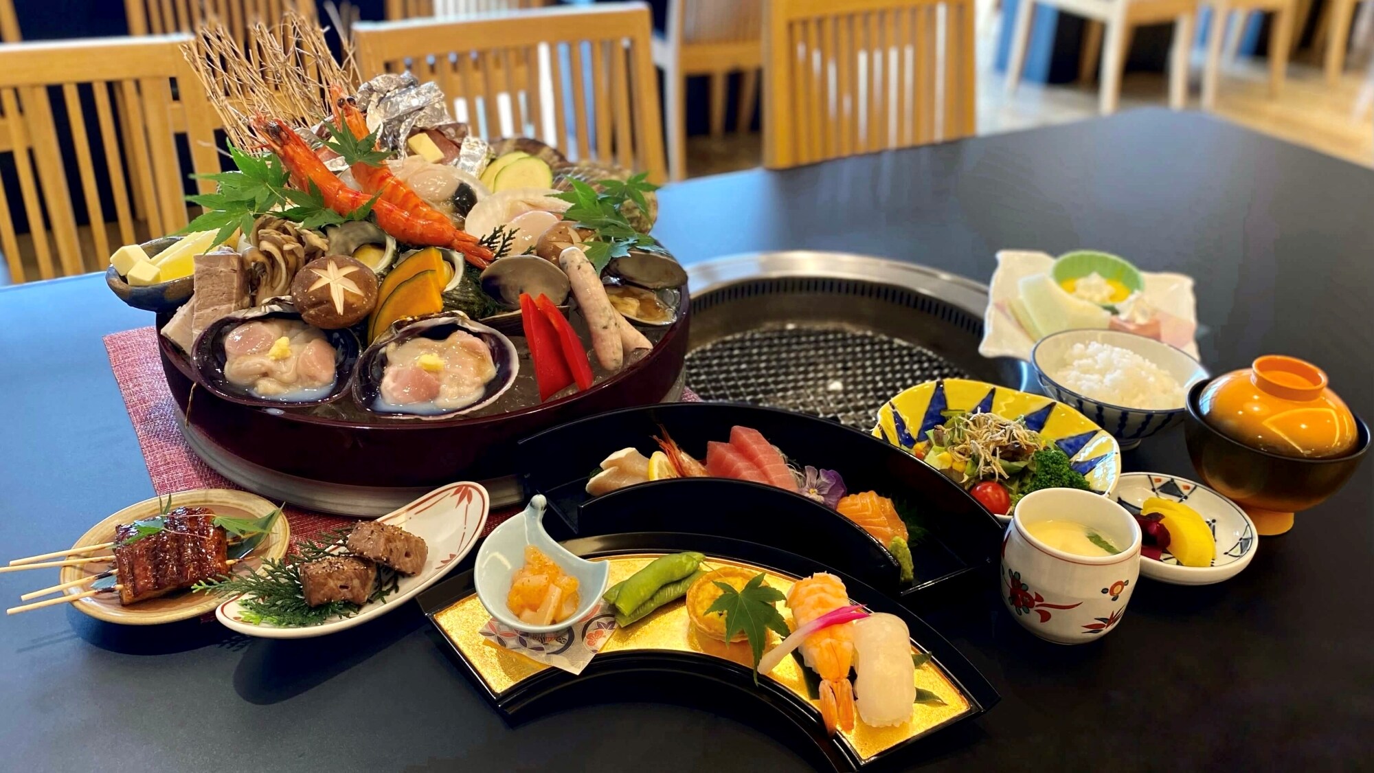 Seafood grill and individual kaiseki cuisine (the plate in the photo is for 2 people)