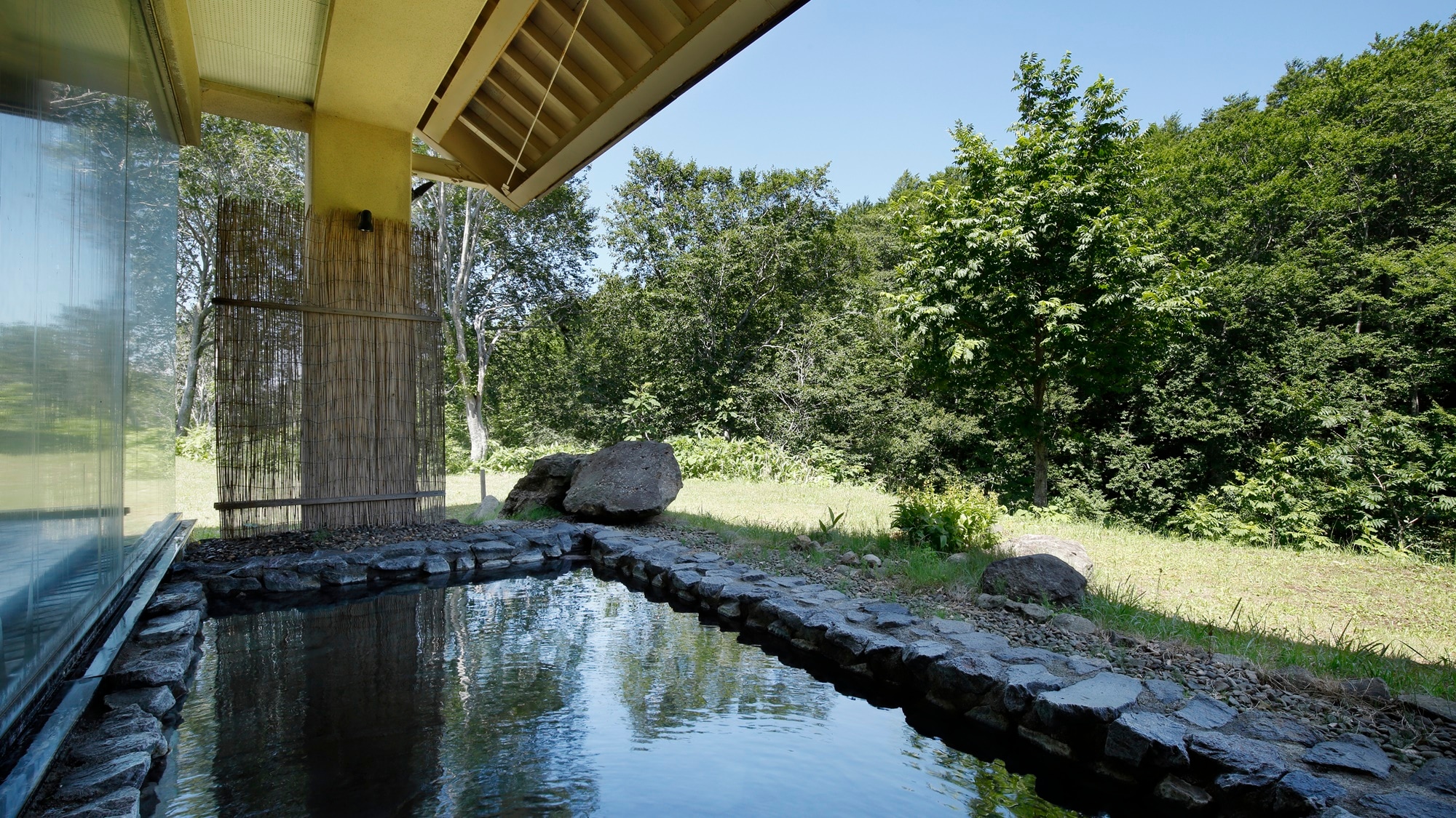 【露天浴池】 這是八甲田地區唯一一個四季皆宜的露天浴池。
