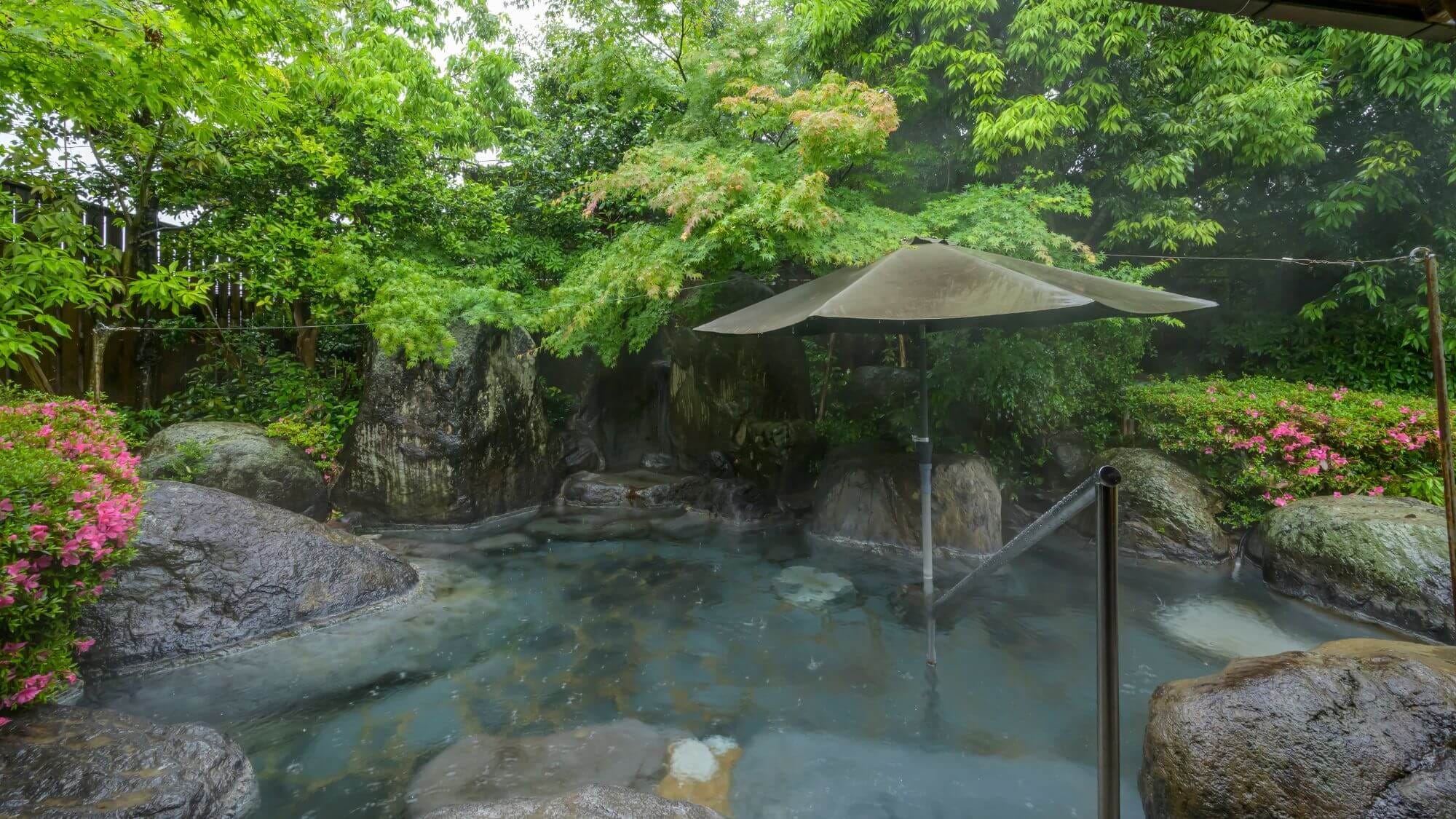 【庭園露天浴池 大石之湯】 鬱鬱蔥蔥的花園中的露天浴池。