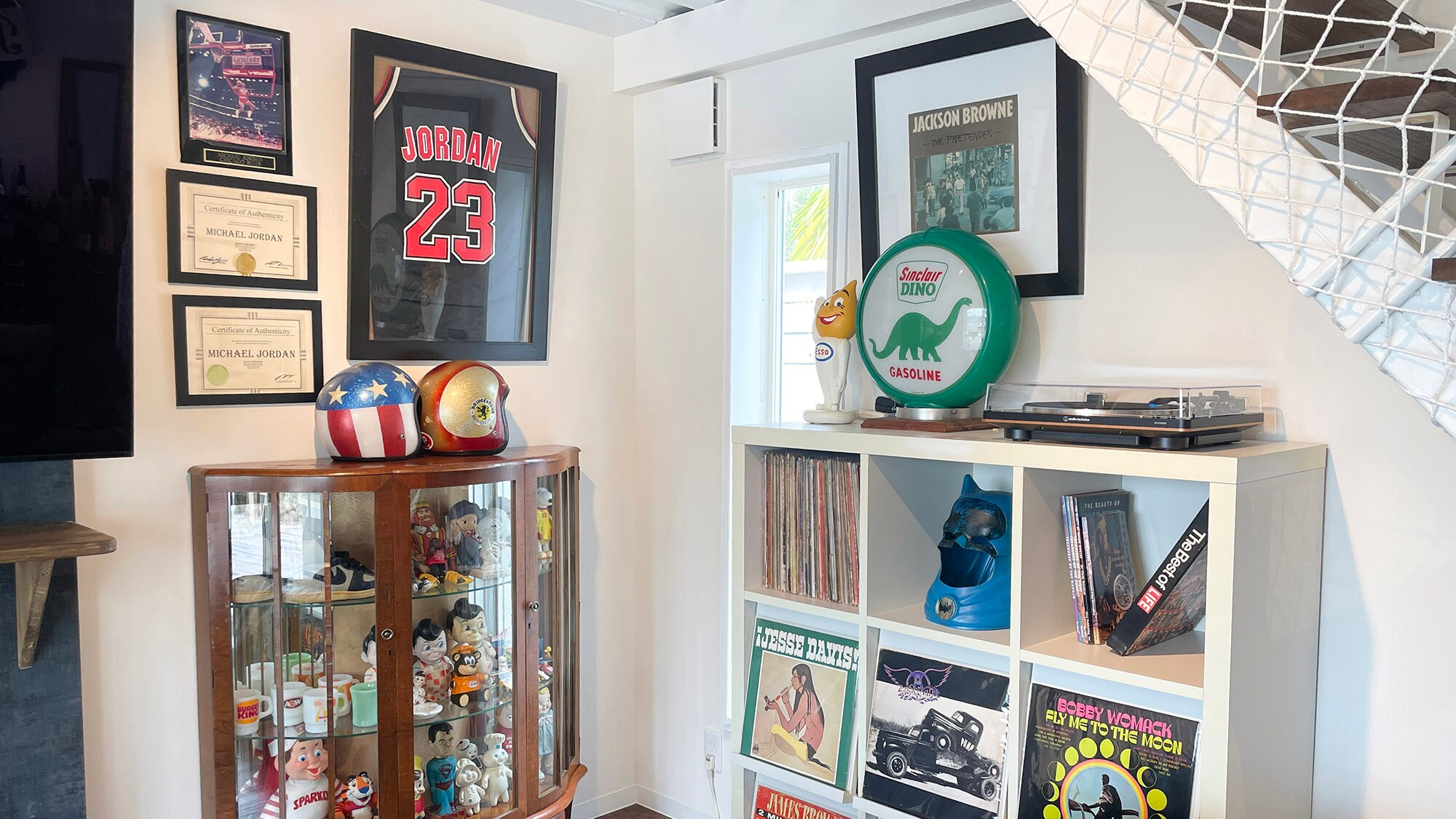 ・[Building B/Living and Dining Room] American-style ornaments and objects decorate the room.
