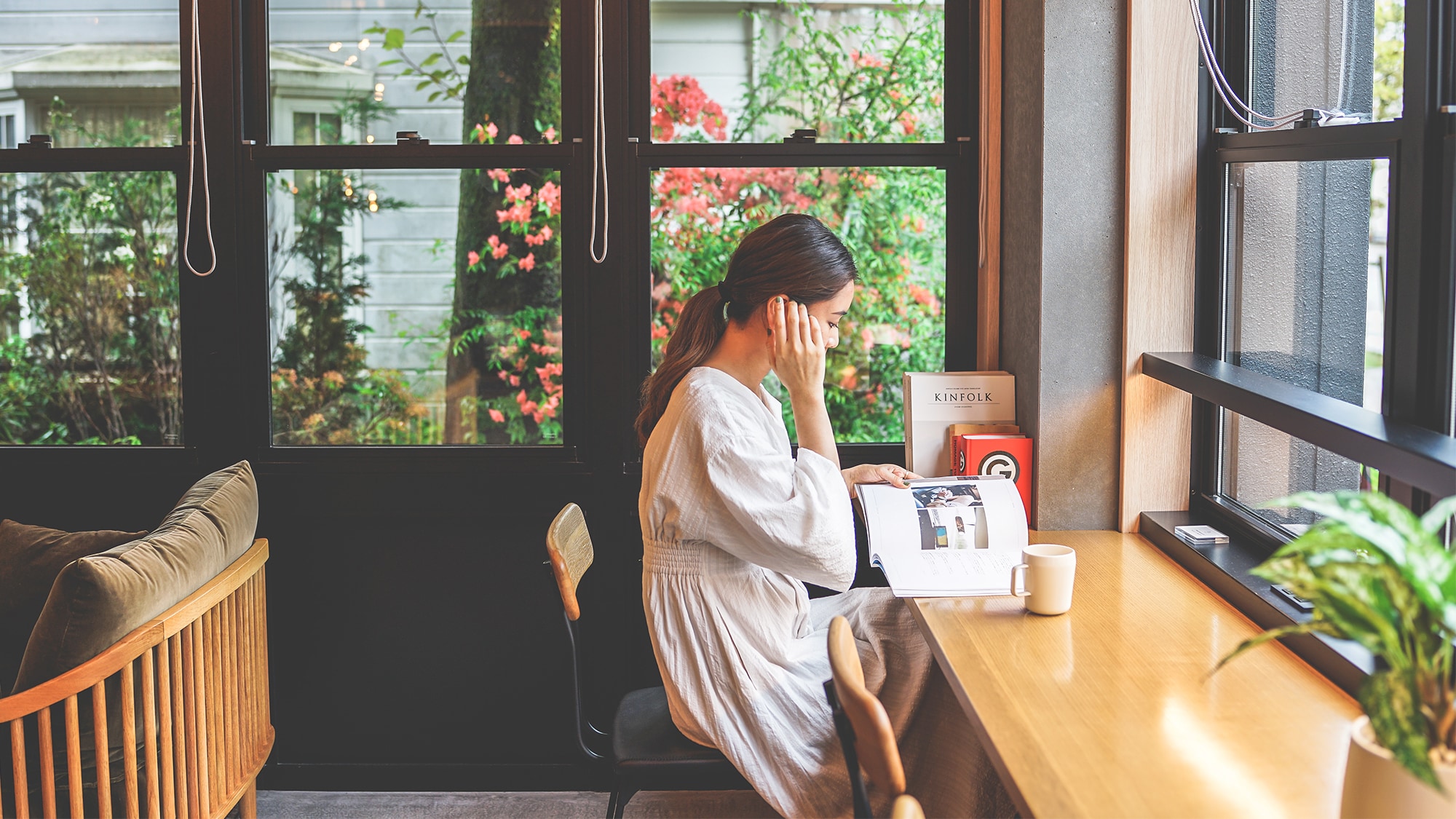 ◆ FREE SPACE ◆ An interior space surrounded by greenery with a cafe.