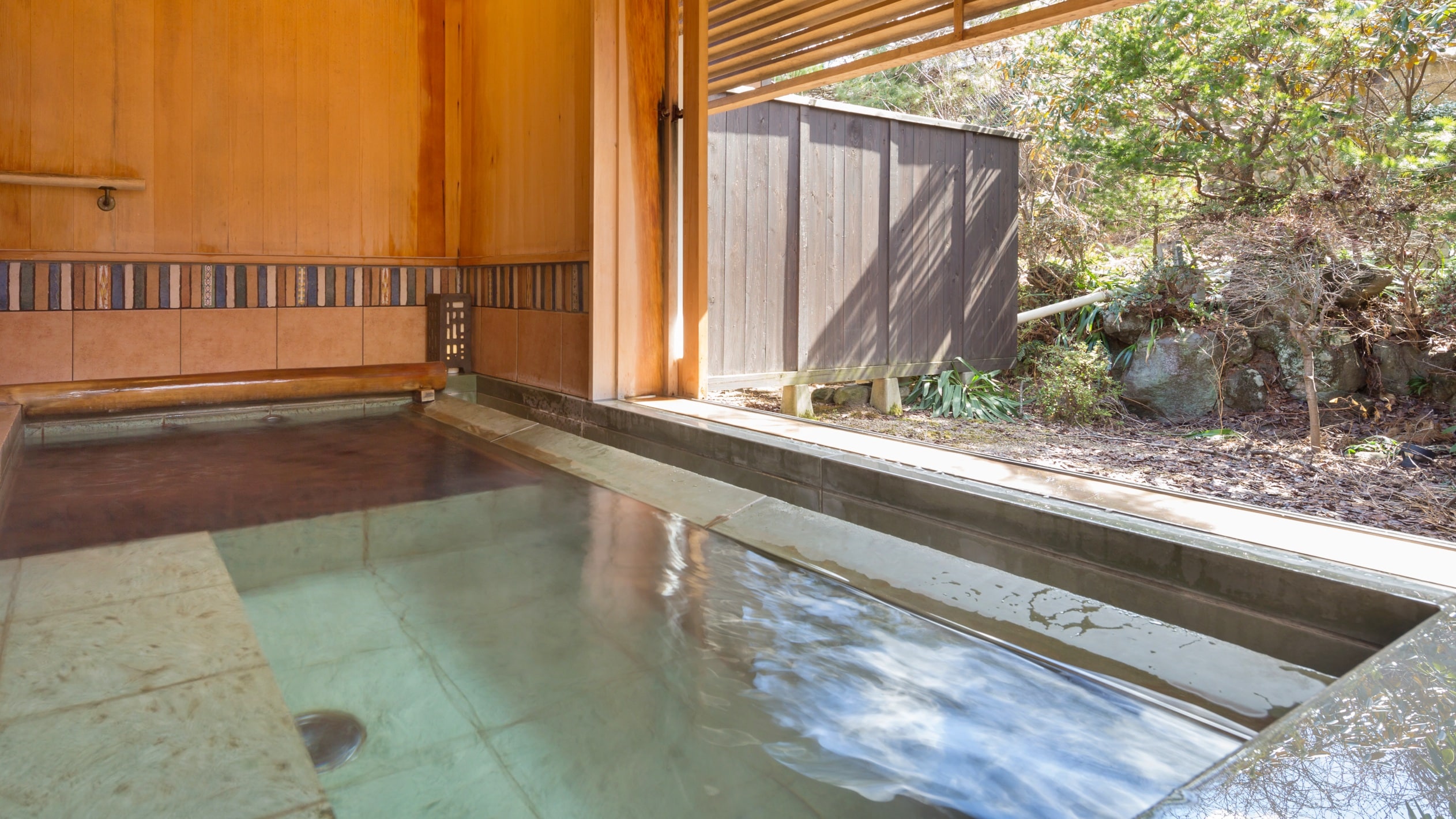 [Free private bath Fujiusagi] "Shirogane no Yu" has been confirmed to be gushing out in recent years and is clear and colorless.