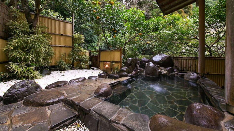 [Men's open-air bath] There is an open-air bath for both men and women, so you can enjoy a relaxing time in a tasteful setting!