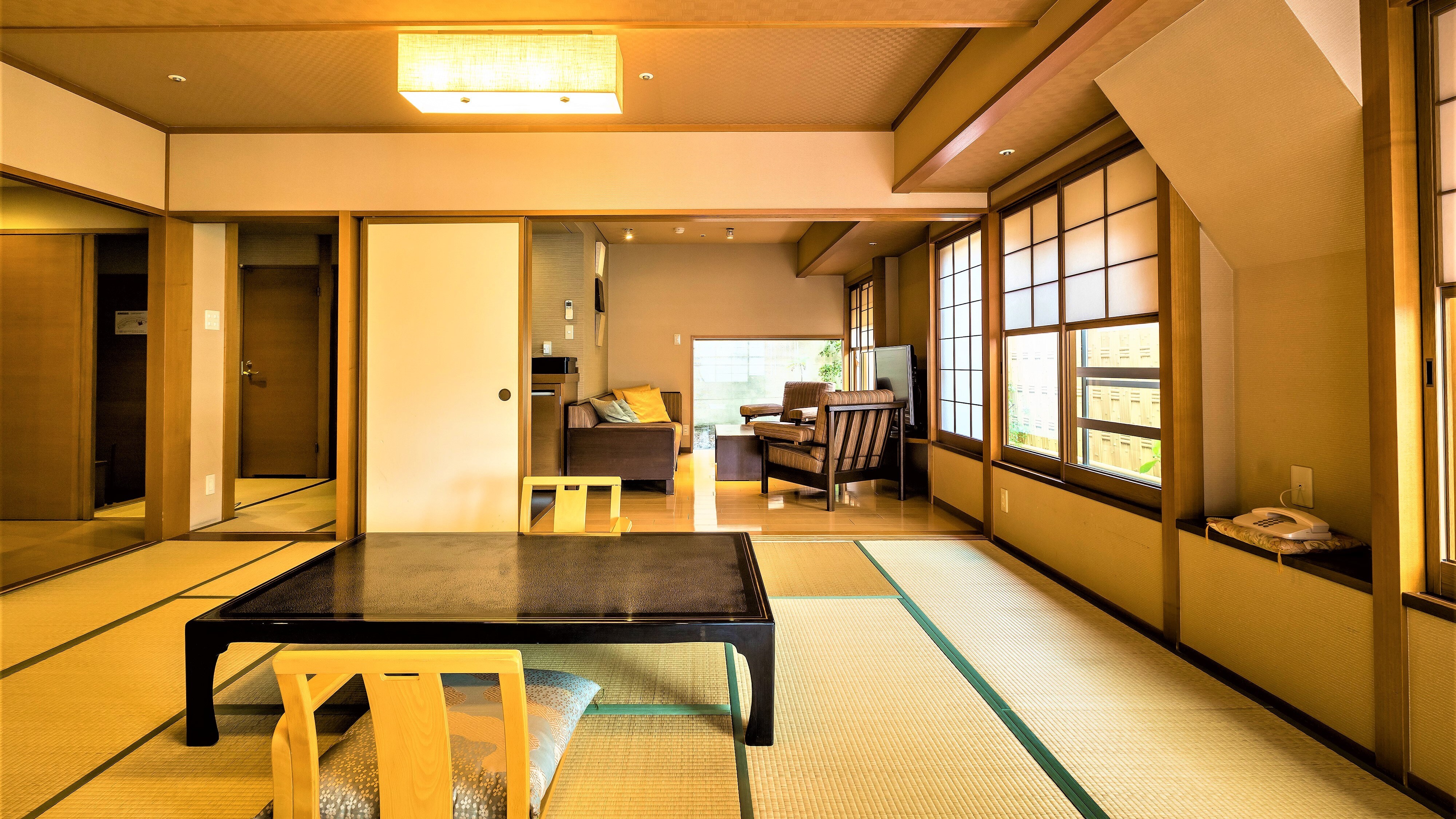 An example of a Japanese and Western room with an open-air bath on the river side