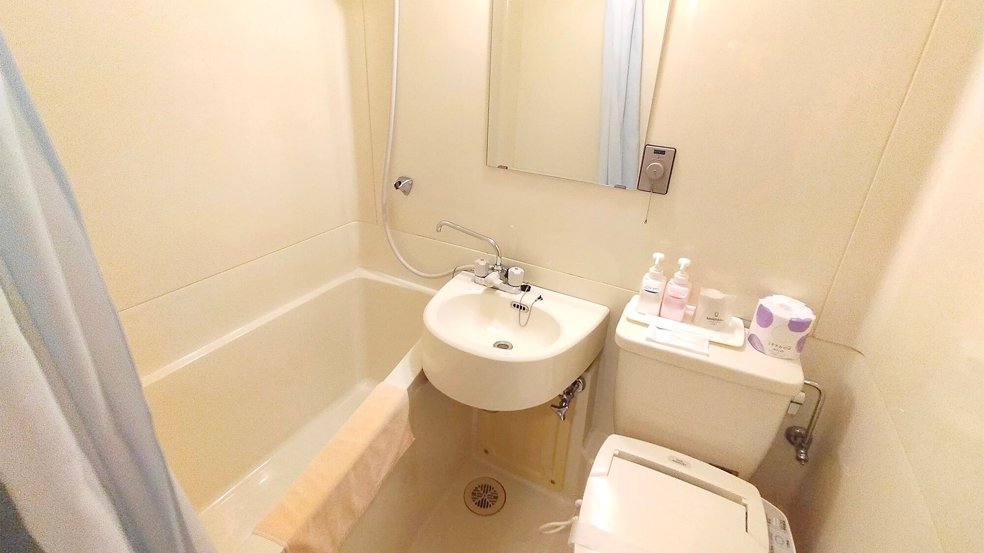 ・ A unit bath is installed in each guest room.