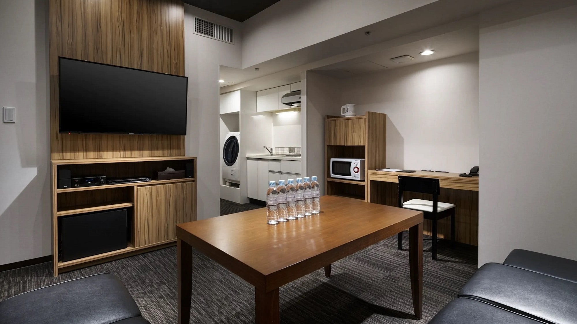 ◆Family Suite | Spacious living and dining area with kitchen.