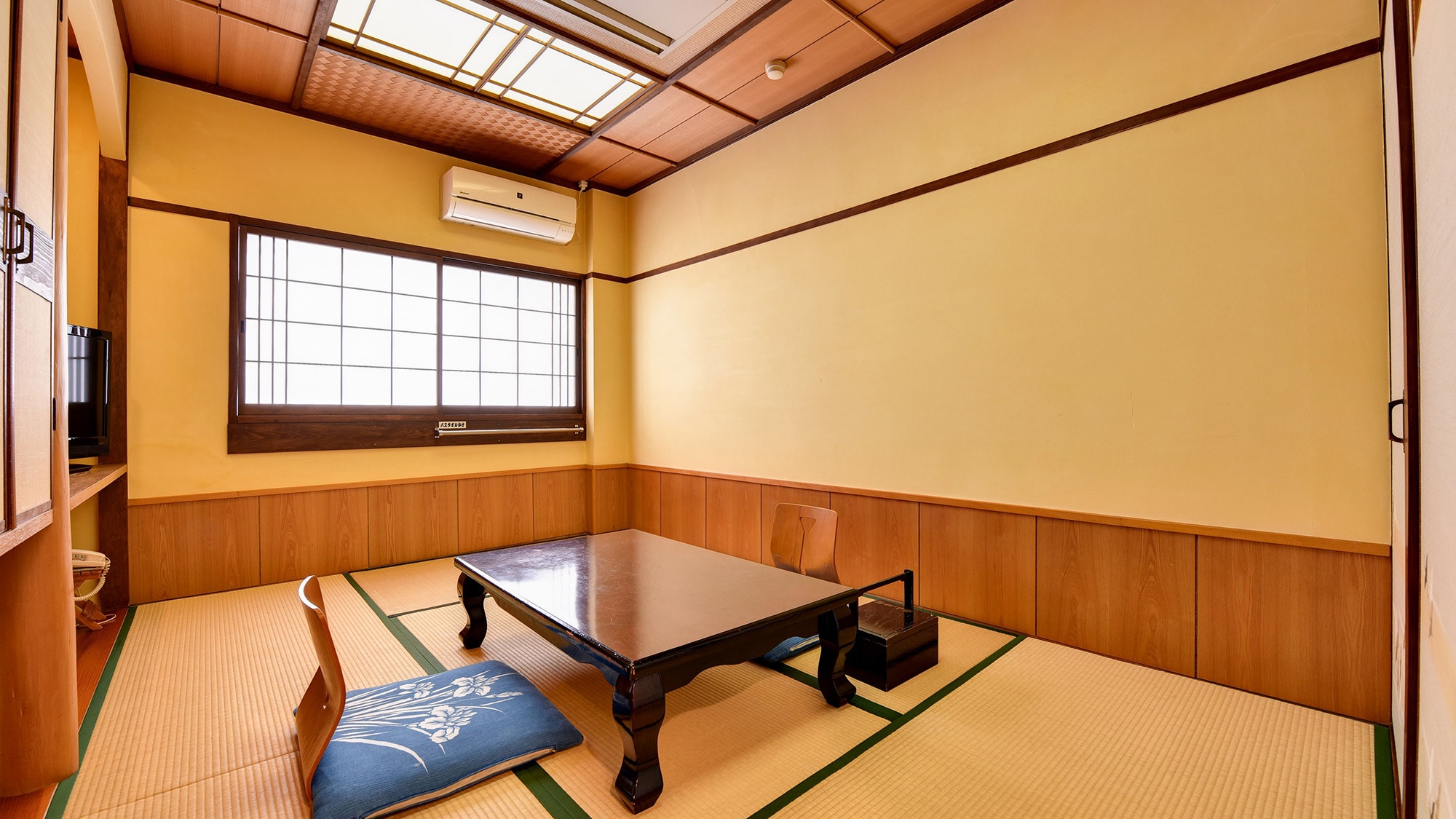 * [Japanese-style room 6 tatami mats (mountain side)] A calm Japanese-style room carefully designed by the owner