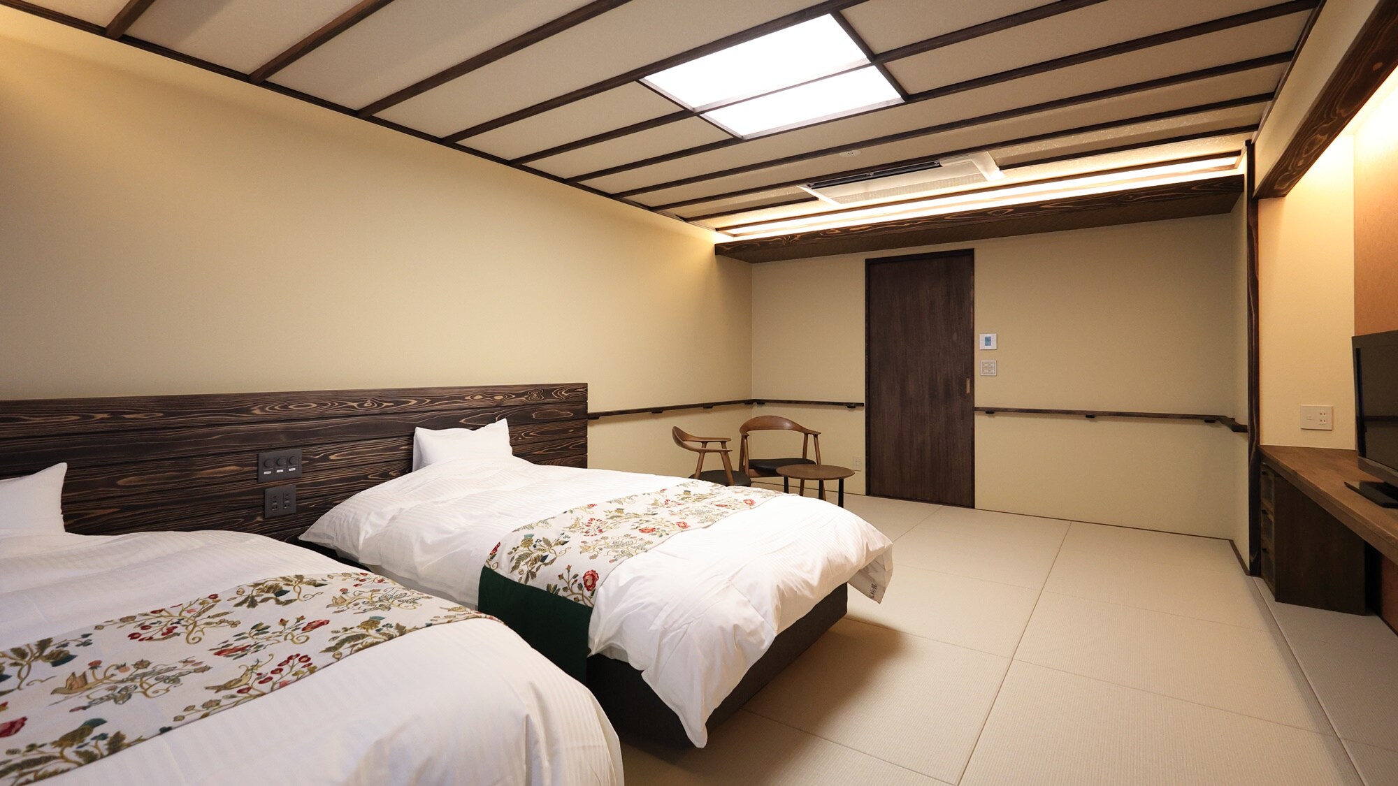 ■ [Japanese-style room with indoor hot spring bath and twin beds] Momiji Room *Example