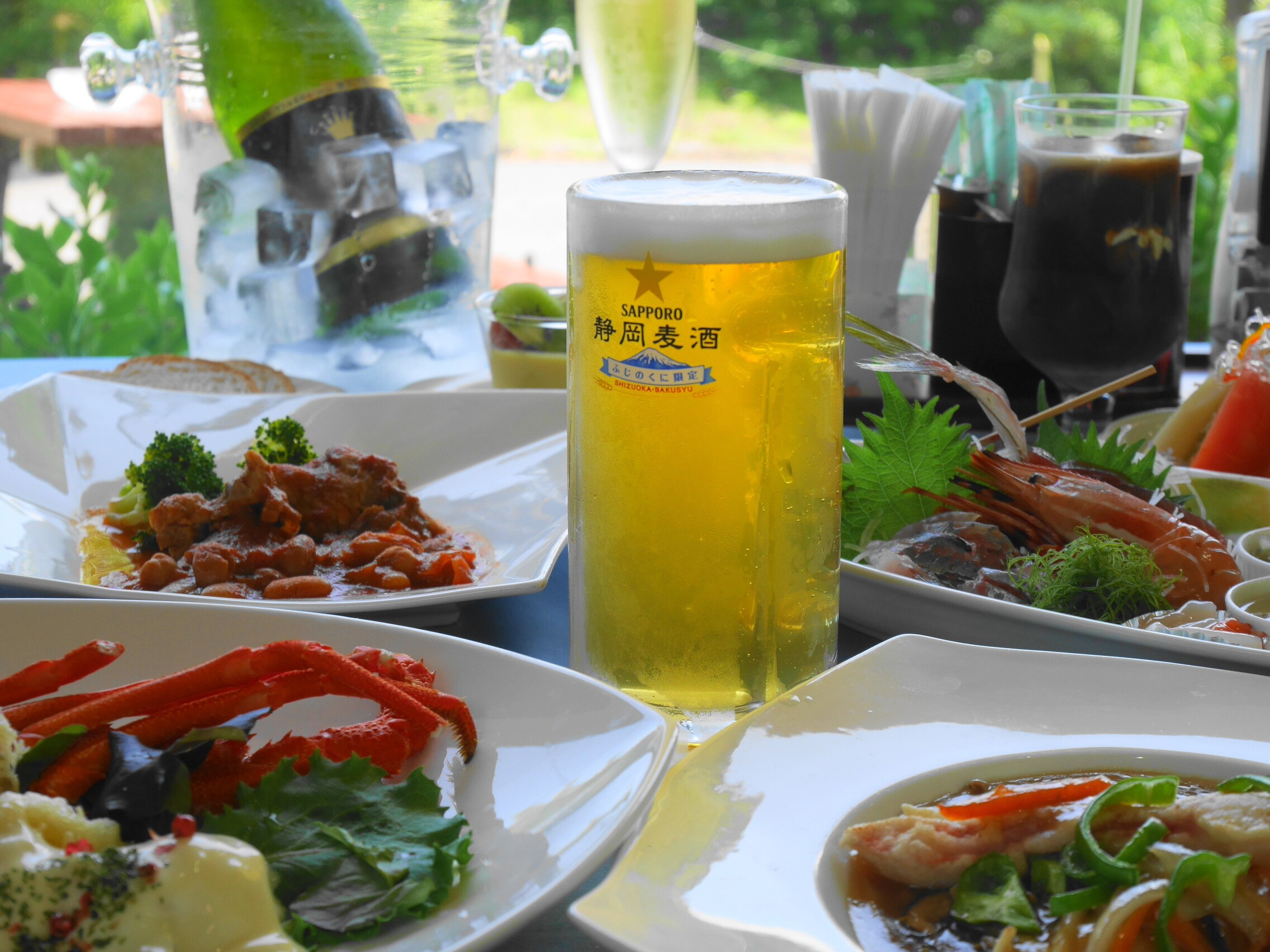 Thưởng thức món tôm hùm gai cùng bia tươi