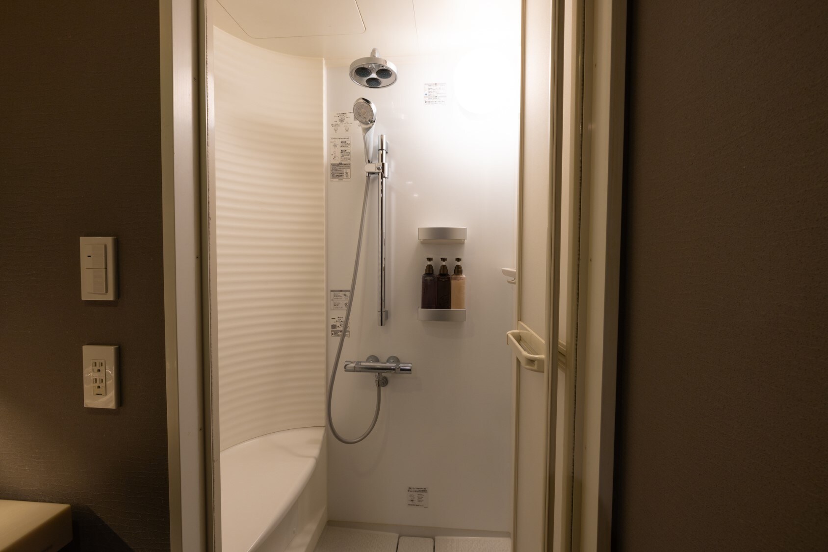 Top floor (6th floor) Japanese modern Japanese-Western style room♪ Shower booths in "Konpeki" and "Maso" colors♪