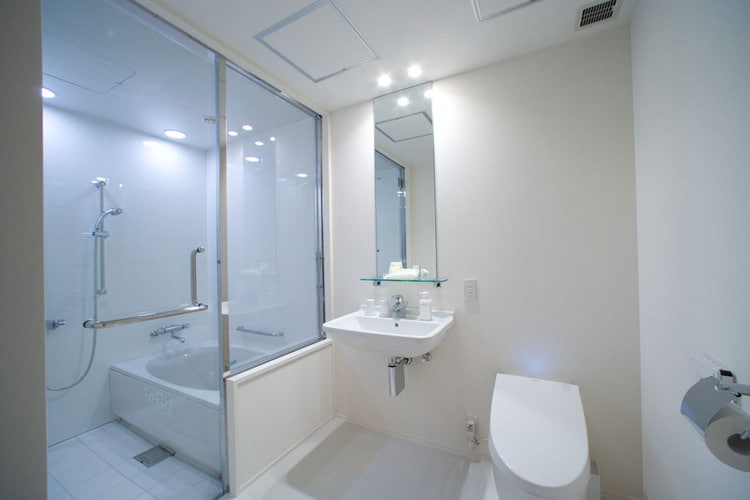 [浴室] 除单人间外，所有房间均设有独立浴室和化妆间。