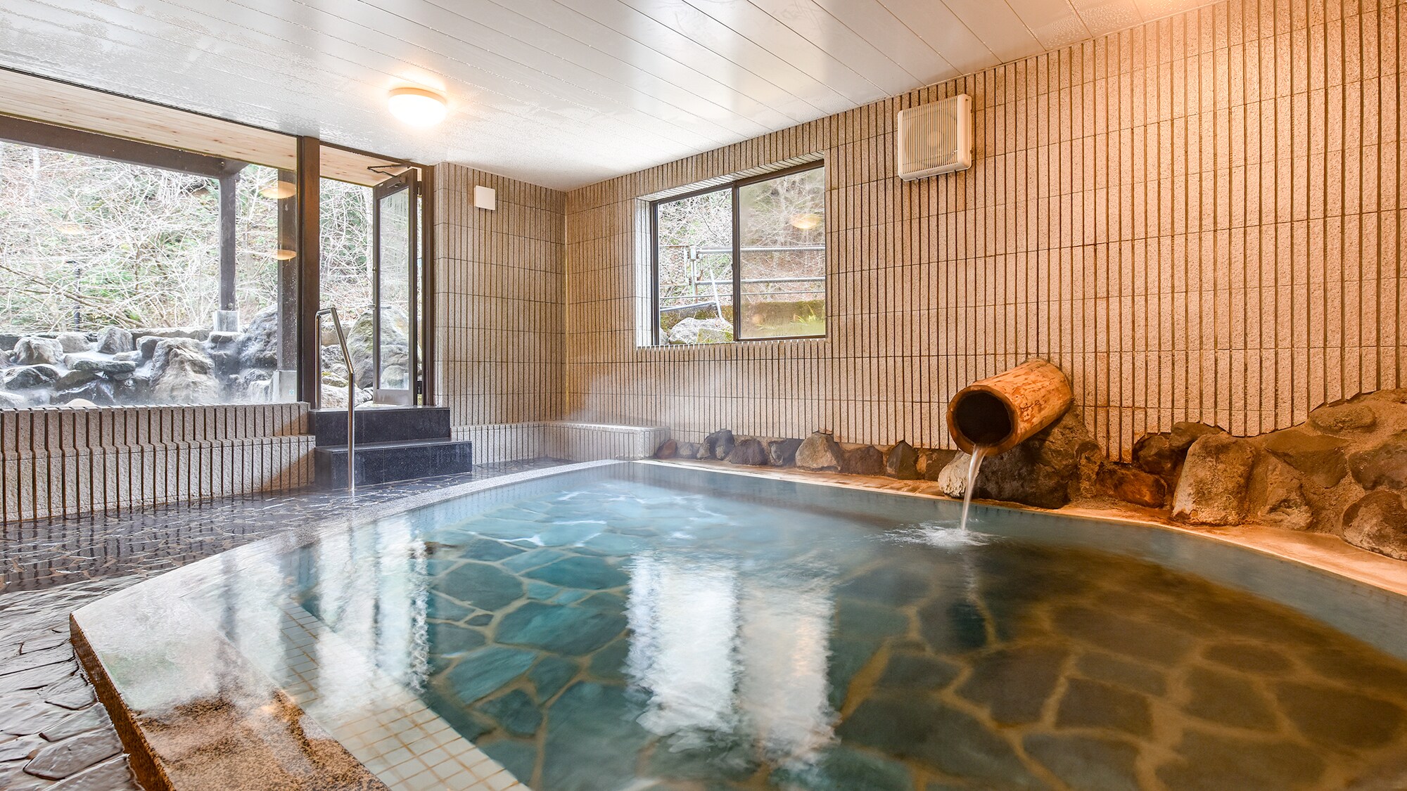 *[Takinoyu/Men's Bath] Available 24 hours a day. Enjoy a relaxing time with the light streaming in through the window.
