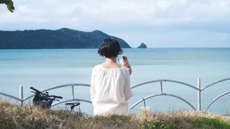 ผ่อนคลายไปกับสายลมและแสงแดดที่ชายหาด ห่างออกไปเพียงเดิน 10 นาที