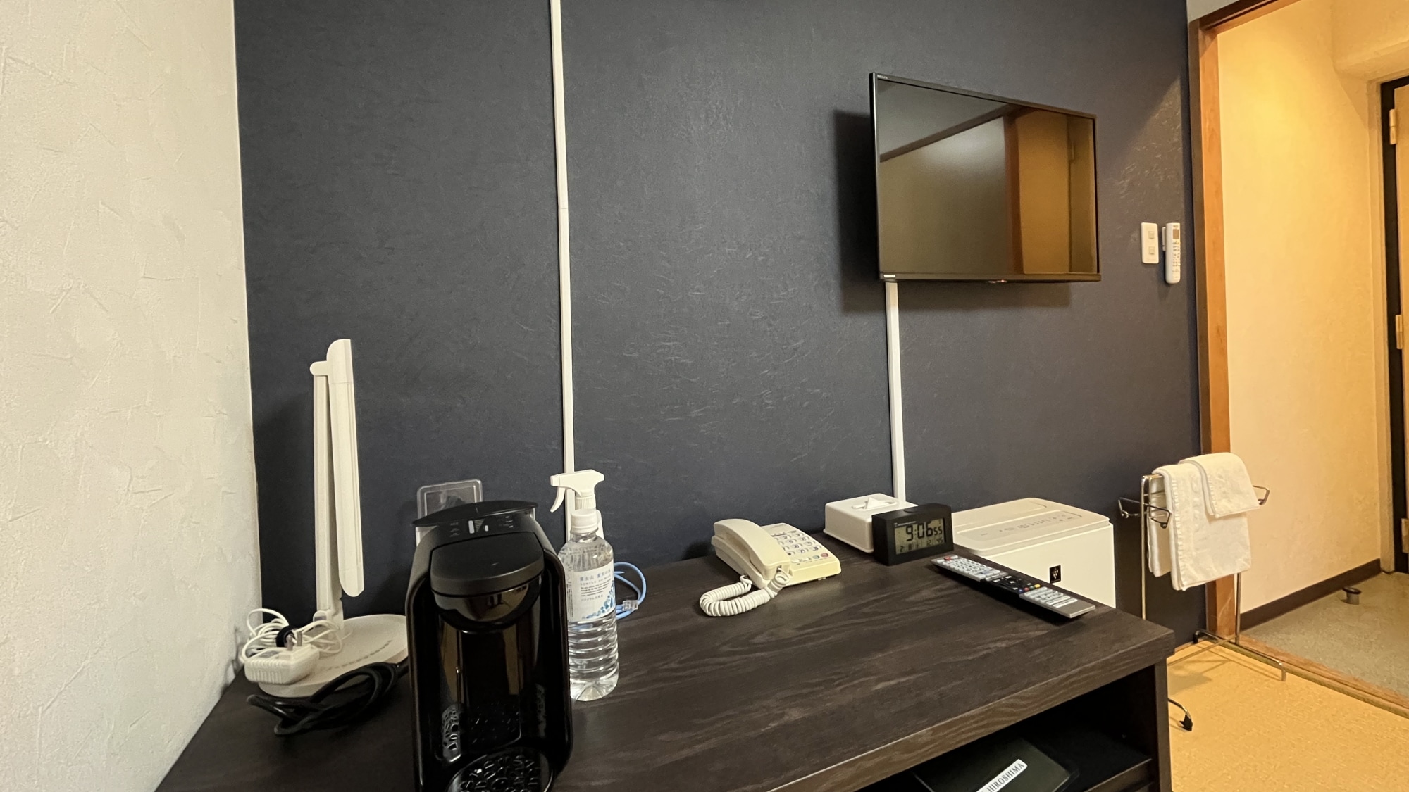 [6 tatami Japanese-style room] We also recommend the tatami room to rest your tired body after traveling.