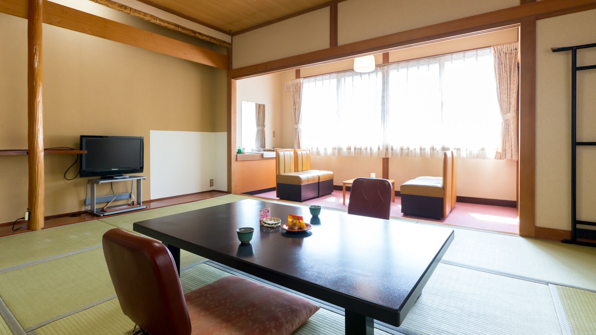 [Annex, Japanese-style room 10 tatami mats] A spacious room with a nostalgic atmosphere.