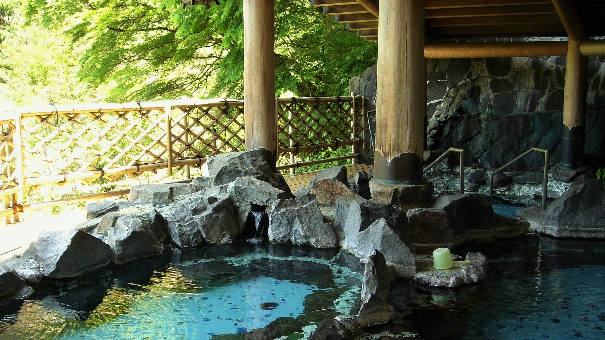 初夏の信玄公岩風呂「渓流雅之湯」