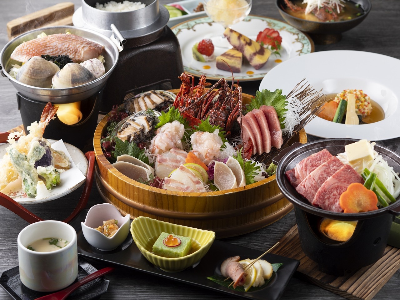 Makan malam dengan lobster berduri dan kerang (contoh) * Sashimi disajikan oleh 2 orang