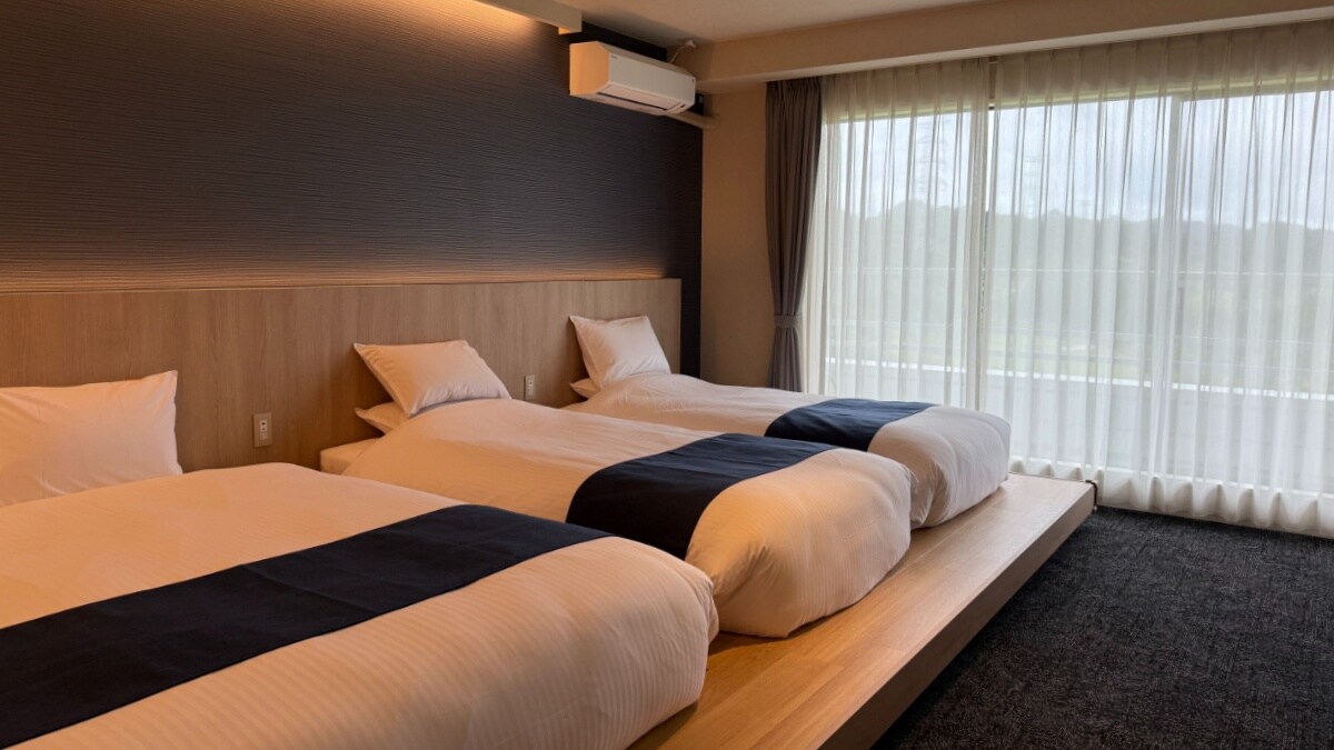 * [Contoh kamar tidur tiga yang baru] Satu tempat tidur queen dan dua tempat tidur single menampung hingga empat orang.